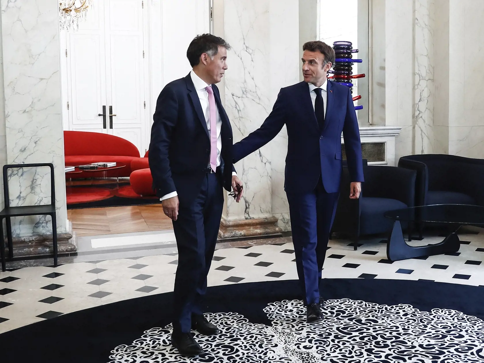 EBE 43 Paríž - rancúzsky prezident Emmanuel Macron (vpravo) a prvý tajomník Socialistickej strany (PS) Olivier Faure po stretnutí v Elyzejskom paláci v Paríži 21. júna 2022. Francúzska premiérka Élisabeth Bornová v utorok ponúkla svoju demisiu, prezident Emmanuel Macron ju odmietol s tým, "aby vláda pokračovala v plnení úloh". Elyzejský palác vo svojom vyhlásení k najnovšiemu vývoju na politickej scéne uviedol, že prezident Macron uskutoční "potrebné politické konzultácie (...) s cieľom nájsť ko