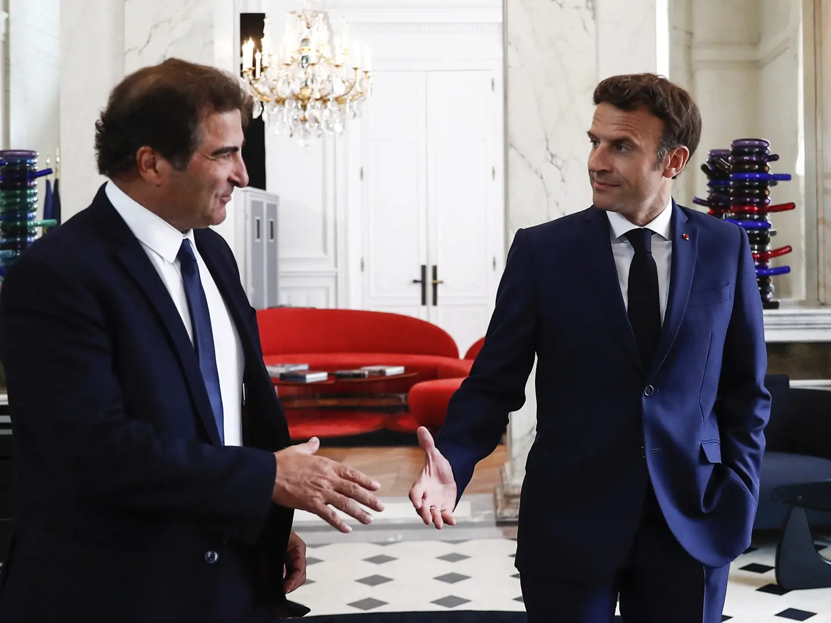 EBE 42 Paríž - Na snímke sprava francúzsky prezident Emmanuel Macron a predseda strany Republikáni (LR) Christian Jacob po stretnutí v Elyzejskom paláci v Paríži 21. júna 2022. Francúzska premiérka Élisabeth Bornová v utorok ponúkla svoju demisiu, prezident Emmanuel Macron ju odmietol s tým, "aby vláda pokračovala v plnení úloh". Elyzejský palác vo svojom vyhlásení k najnovšiemu vývoju na politickej scéne uviedol, že prezident Macron uskutoční "potrebné politické konzultácie (...) s cieľom nájsť