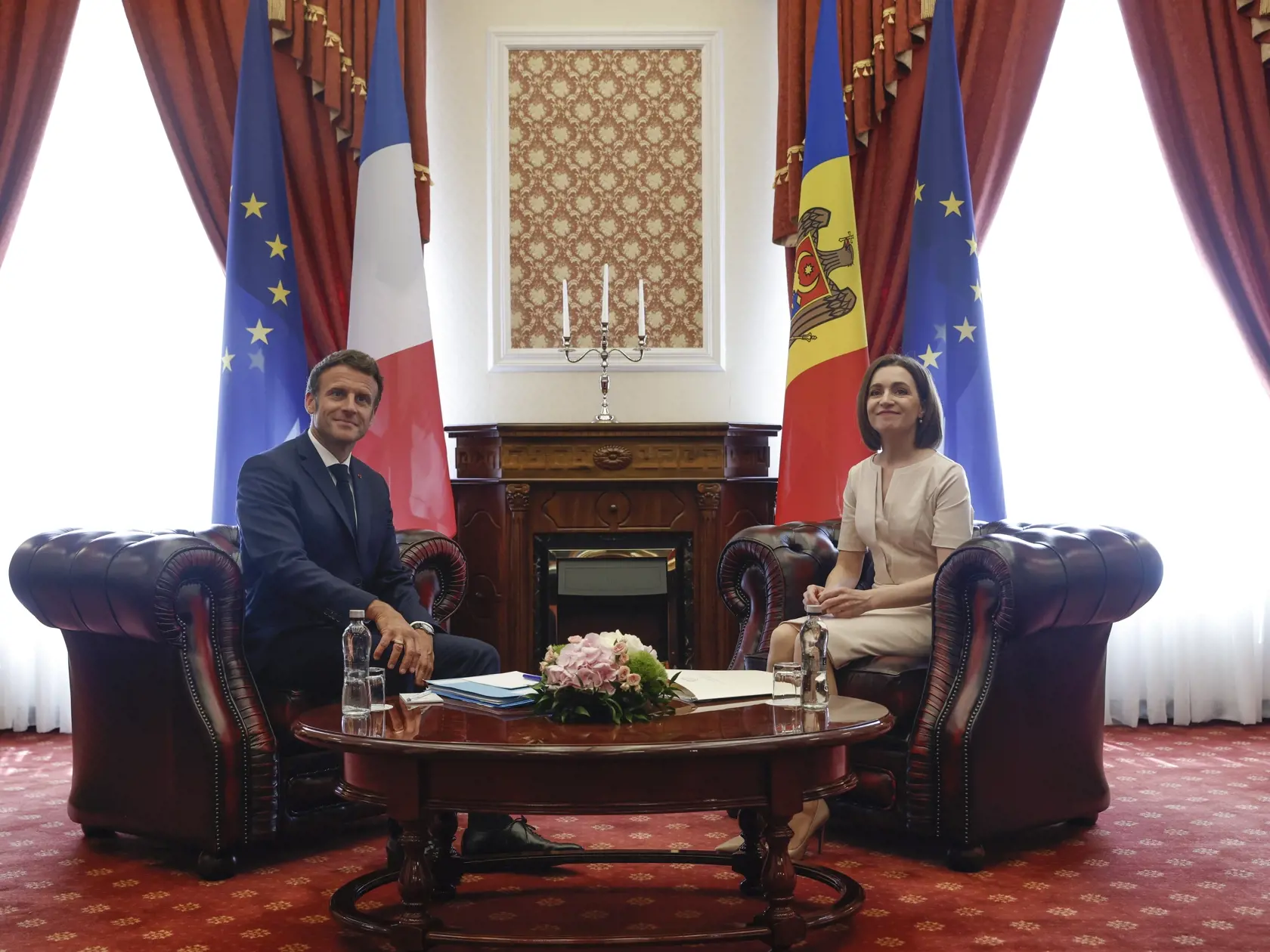 KK18 Kišiňov - Francúzsky prezident Emmanuel Macron a moldavská prezidentka Maia Sanduová pózujú počas stretnutia 15. júna 2022 v Kišiňove. FOTO TASR/AP 
France's President Emmanuel Macron, left, meets Moldova's President Maia Sandu at the Presidential Palace in Chisinau, Moldova, Wednesday, June 15, 2022. France's President Emmanuel Macron is in Moldova, to show France's support for the country which has been affected by the consequences of the war in Ukraine. (Yoan Valat, Pool via AP)