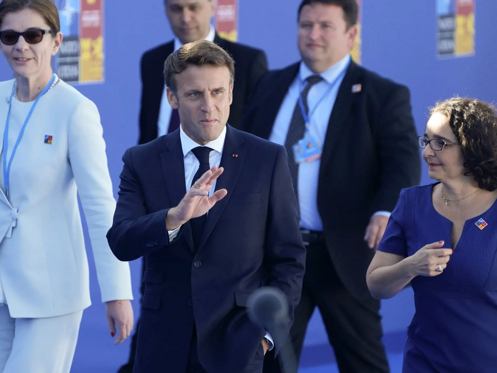 PK 24 Madrid - Francúzsky prezident Emmanuel Macron (uprostred) prichádza na summit Severoatlantickej aliancie (NATO) v Madride 29. júna 2022. Lídri členských krajín NATO sa stretnú na summite, ktorý potrvá od 28. do 30. júna 2022. FOTO TASR/AP

French President Emmanuel Macron, center, arrives for the NATO summit in Madrid, Spain on Wednesday, June 29, 2022. North Atlantic Treaty Organization heads of state will meet for a NATO summit in Madrid from Tuesday through Thursday. (AP Photo/Paul Whit