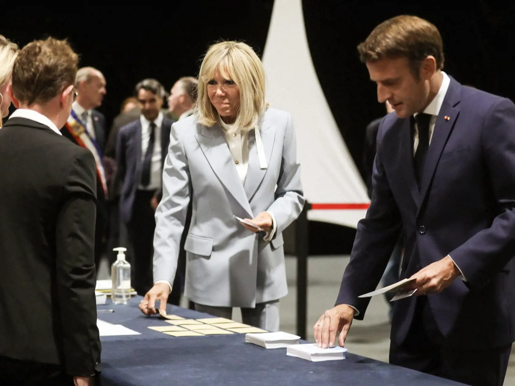 Ešte v deň volieb pri tom Macron aj jeho Briggite rozdávali úsmevy a ochotne pózovali fotografom.