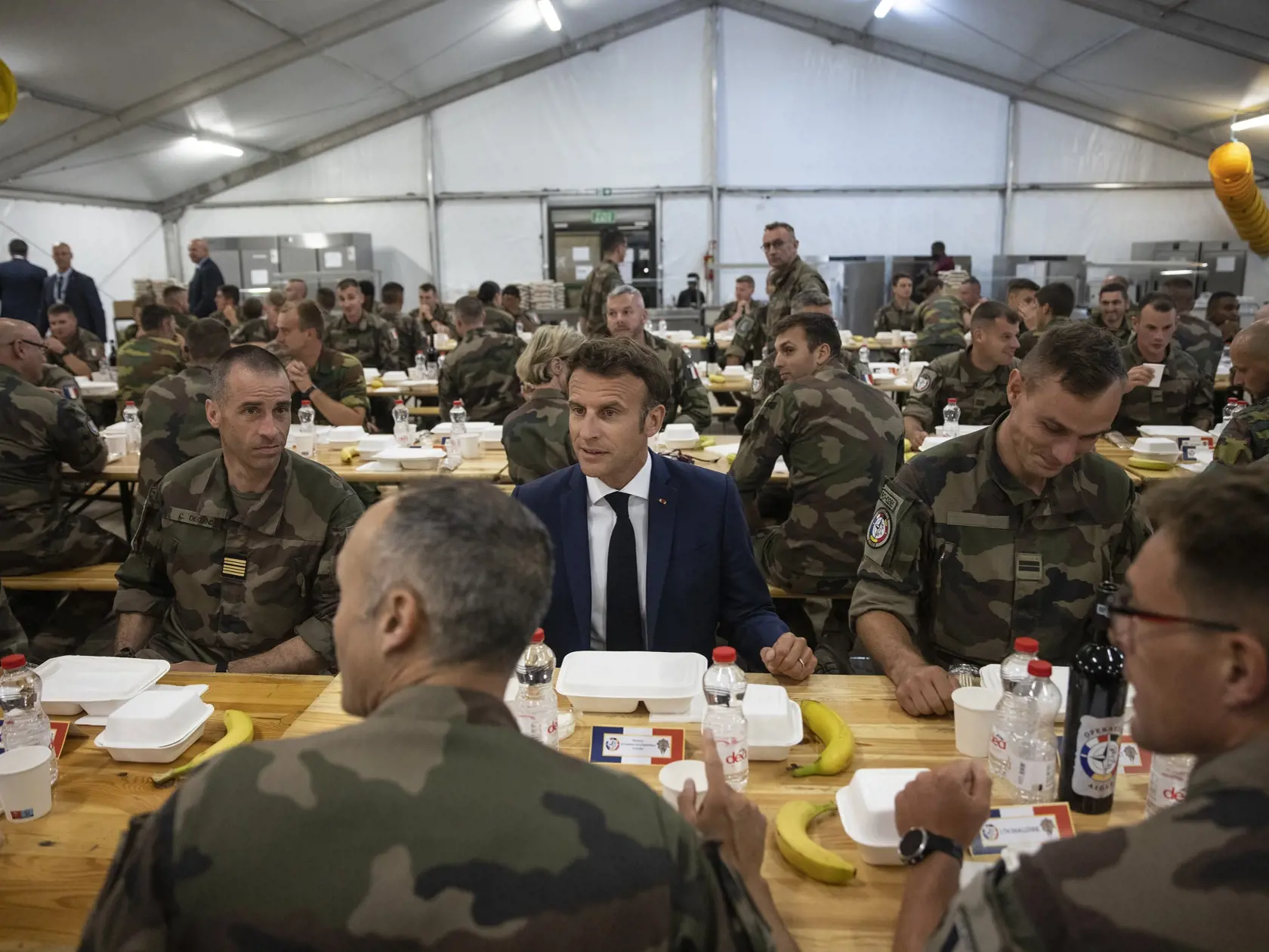 WA 2 Základňa Mihaila Kogalniceanu - Francúzsky prezident Emmanuel Macron (uprostred) sa rozpráva s francúzskymi vojakmi počas večere na leteckej základni Mihaila Kogalniceanu v Rumunsku v utorok 14. júna 2022. Francúzsky prezident Emmanuel Macron pricestoval v utorok do Rumunska. Navštívil tam vojenskú základňu Kogalniceanu, na ktorej pôsobia francúzski vojaci, a na programe má aj rokovanie s rumunským prezidentom Klausom Iohannisom. V stredu navštívi Moldavsko. FOTO TASR/AP

French President E