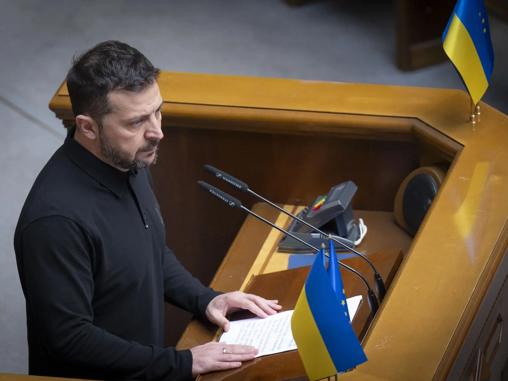 WA 51 Kyjev - Ukrajinský prezident Volodymyr Zelenskyj predstavuje svoj takzvaný víťazný plán na ukončenie vojny s Ruskom  na mimoriadnom zasadnutí parlamentu v Kyjeve v stredu 16. októbra 2024. FOTO TASR/AP
                                                    

In this photo provided by the Press Service Of The President Of Ukraine on Oct. 16, 2024, Ukraine's President Volodymyr Zelenskyy speaks to parliamentarians at Verkhovna Rada in Kyiv, Ukraine. (Press Service Of The President Of Ukraine via AP)