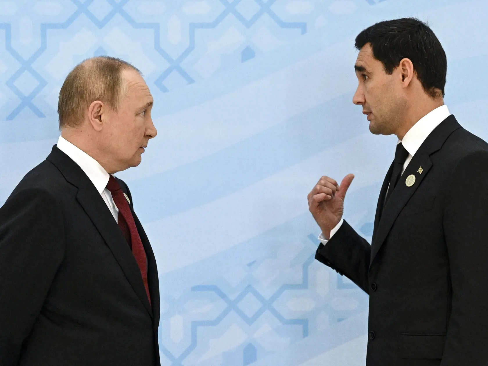 JB 15 Ašchabat - Ruský prezident Vladimir Putin (vľavo) hovorí s turkménskym prezidentom Serdarom Berdimuhamedowom počas ich stretnutia v rámci šiesteho summitu predstaviteľov krajín Kaspického mora v Ašchabate 29. júna 2022. FOTO TASR/AP


Russian President Vladimir Putin, left, listens to Turkmenistan's President Serdar Berdymukhamedov, 40-year old son of former Turkmenistan President Gurbanguly Berdimuhamedov, during their meeting on the sideline of the summit of Caspian Sea littoral states i