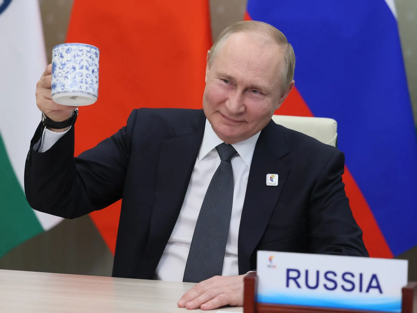 WA 59 Moskva - Ruský prezident Vladimir Putin si pripíja počas prejavu na virtuálnom summite lídrov zoskupenia BRICS v Moskve vo štvrtok 23. júna 2022. USA a EÚ uvalili na Moskvu bezprecedentné sankcie po tom, ako Putin 24. februára vyslal vojská na Ukrajinu. Príval ochromujúcich sankcií ho prinútil hľadať nové trhy a posilňovať vzťahy s krajinami v Afrike a Ázii. BRICS je zoskupenie piatich rozvíjajúcich sa ekonomík, ktoré tvoria Brazília, Rusko, India, Čína a Juhoafrická republika (JAR). Zosku