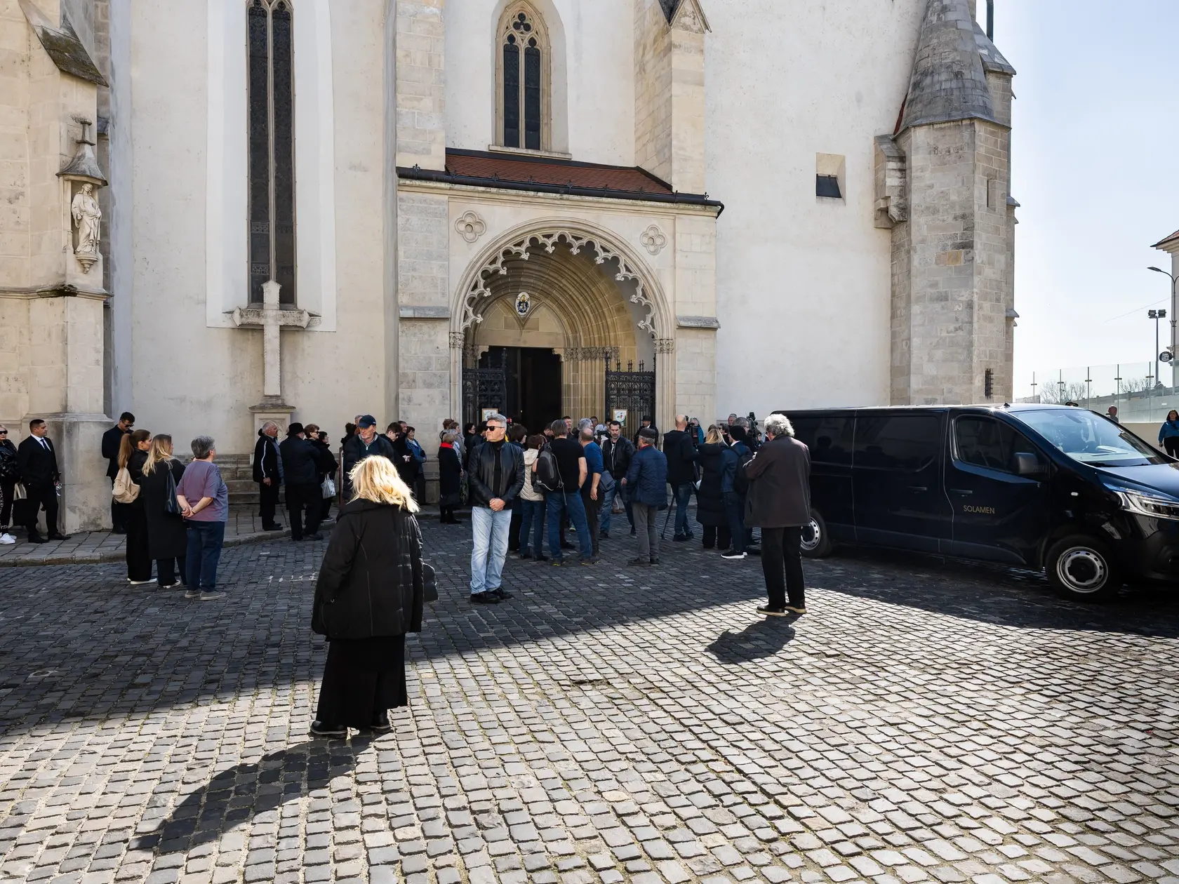 Posledná rozlúčka s hercom Štefanom Kvietikom za účasti rodiny aj verejnosti v Katedrále sv. Martina v Bratislave.