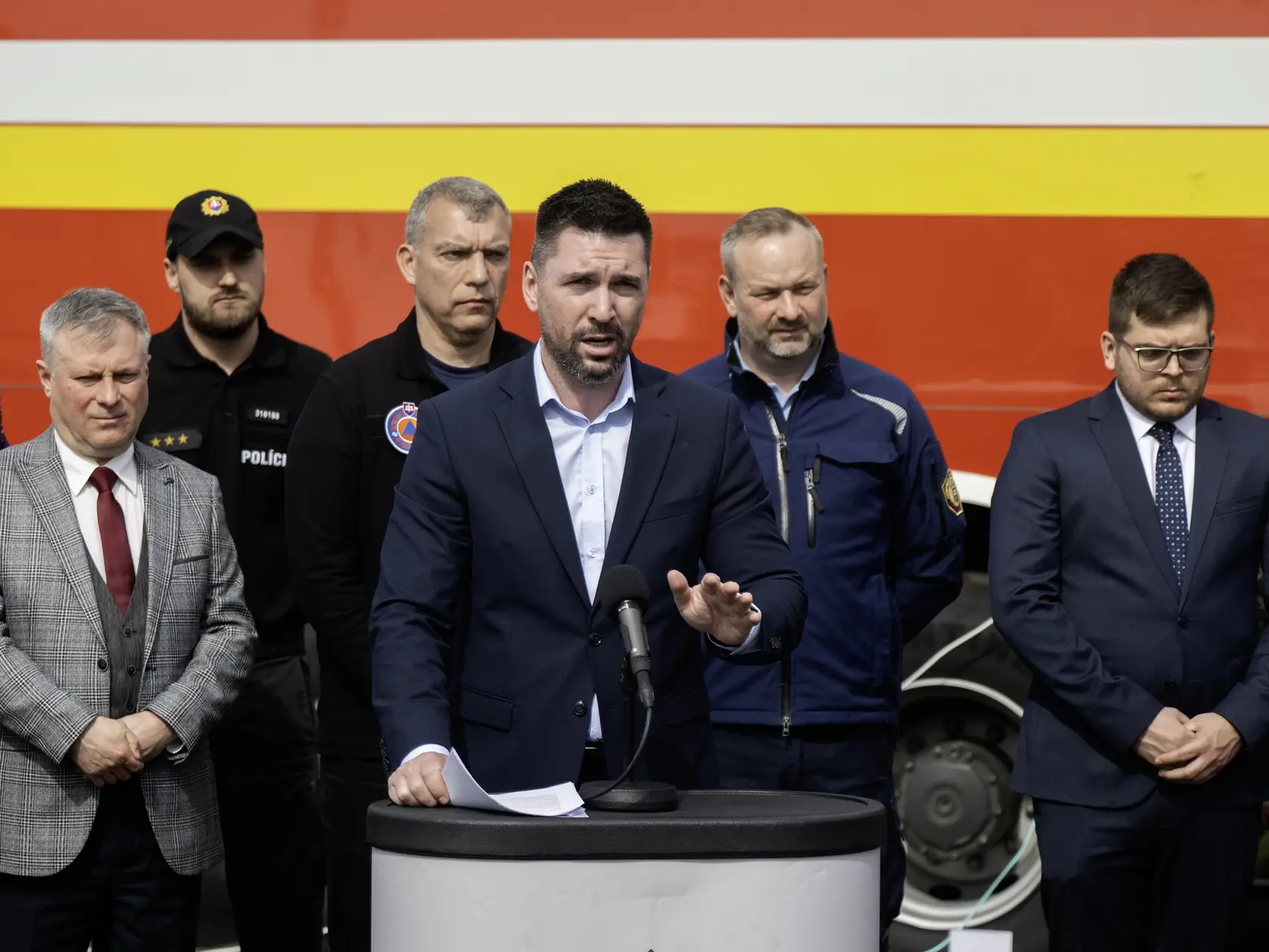 Na snímke v popredí minister pôdohospodárstva a rozvoja vidieka SR Richard Takáč (Smer-SD) počas tlačovej konferencie k aktuálnemu vývoju slintačky a krívačky a v pozadí zľava hlavný veterinár Martin Chudý, generálny riaditeľ sekcie krízového riadenia Ervín Erdélyi, prezident Hasičského a záchranného zboru Adrián Mifkovič a štátny tajomník ministerstva obrany SR Igor Melicher 14. apríla 2025 v Bratislave.