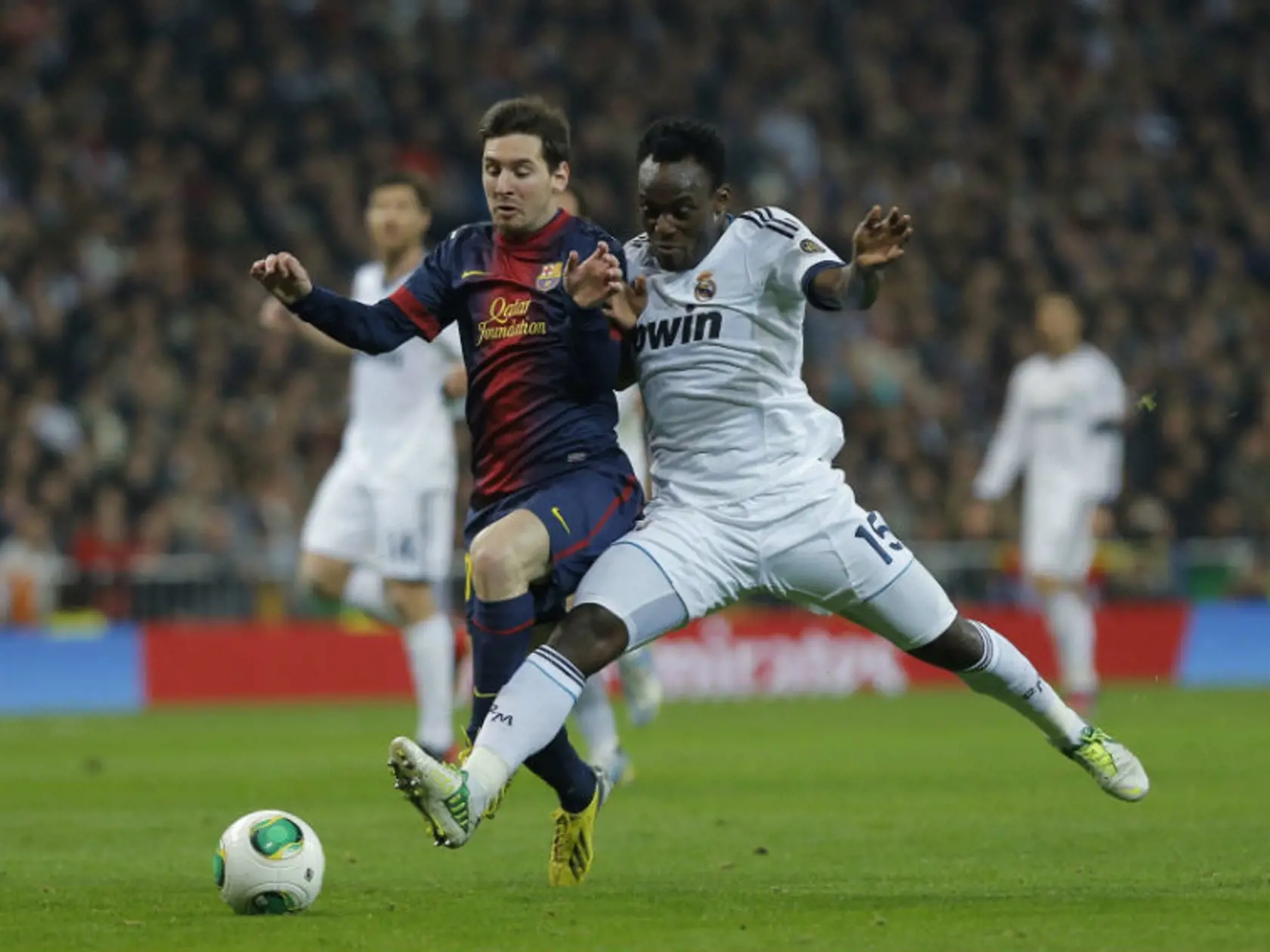 Hráč FC Barcelona Lionel Messi(vľavo) v súboji s hráčom Realu Madrid Michaelom Essienom.