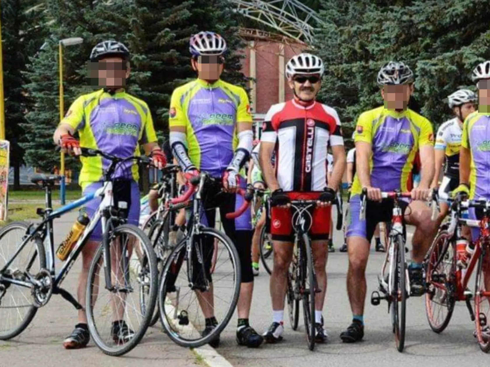 Michal Kočan (v červenom)  takisto zomrel na mieste nehody, v Tesle Stropkov zastával funkciu člena predstavenstva. Bol vášnivým cyklistom, pochádzal zo Svidníka.