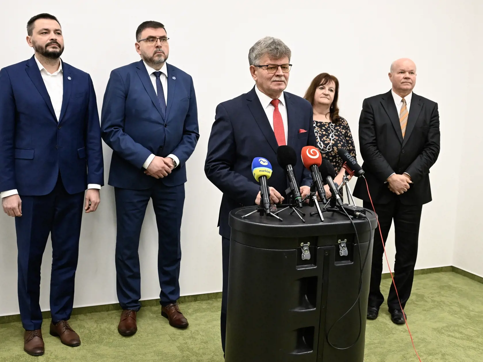 Na snímke zľava prvý podpredseda Združenia miest a obcí Slovenska (ZMOS) Martin Červenka, predseda Združenia miest a obcí Slovenska (ZMOS) Jozef Božik, predseda Odborového zväzu pracovníkov školstva a vedy na Slovensku Pavel Ondek, podpredsedníčka Odborového zväzu pracovníkov školstva a vedy na Slovensku a predsedníčka Združenia základného školstva Ingrid Gamčíková a podpredseda ZMOS-u Branislav Tréger počas tlačovej konferencie po rokovaní zástupcov Odborového zväzu školstva so zástupcami Združenia miest a obcí Slovenska v Bratislave v stredu 22. januára 2025. FOTO TASR - Pavel Neubauer	

