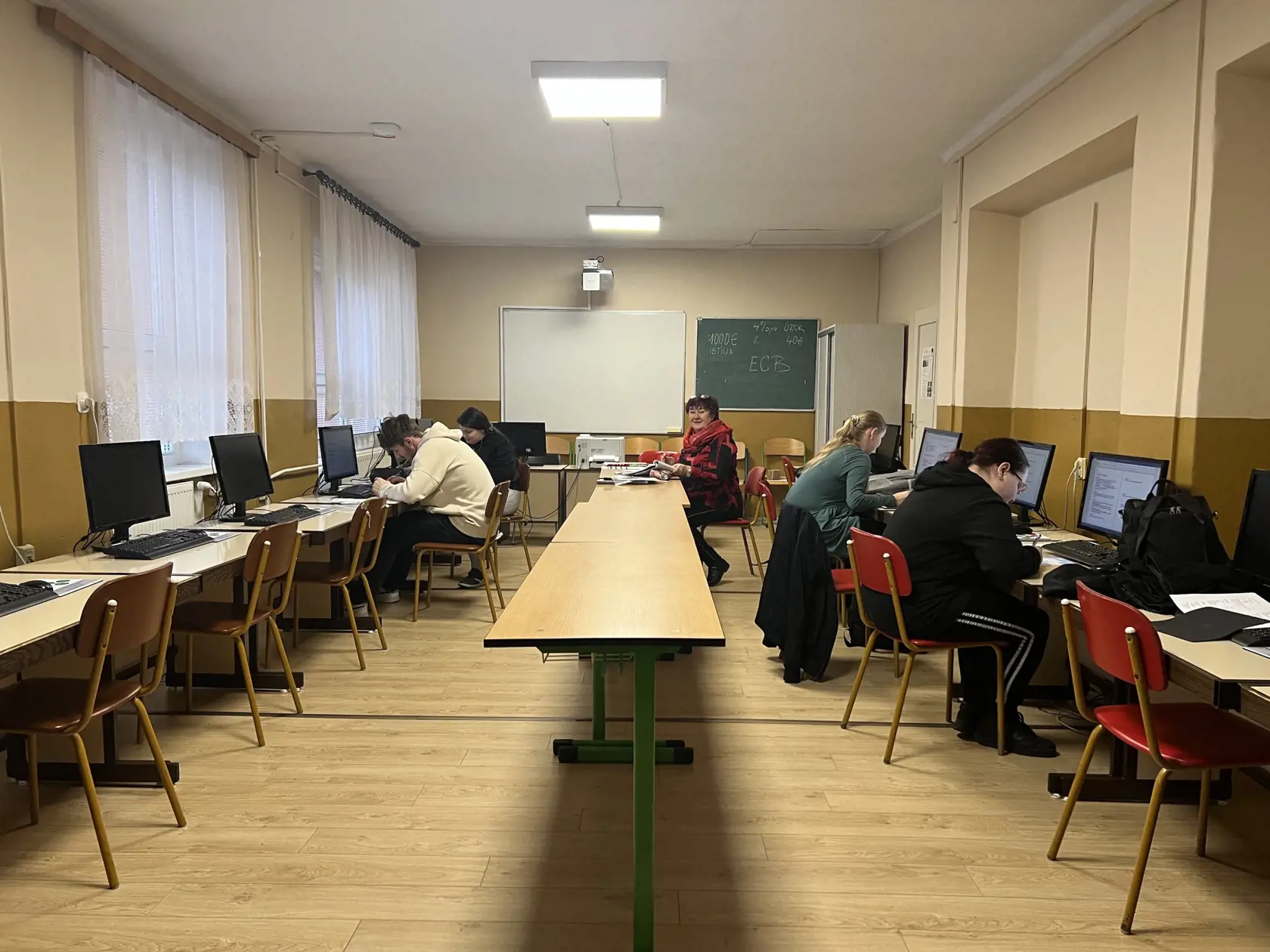 Stredná odborná škola obchodu a služieb v Novej Bani sa už čoskoro stane minulosťou. V rámci optimalizácie siete stredných škôl dôjde k jej spojeniu so školou v Žarnovici, avšak bez zachovania vyučovania v pôvodných priestoroch. 