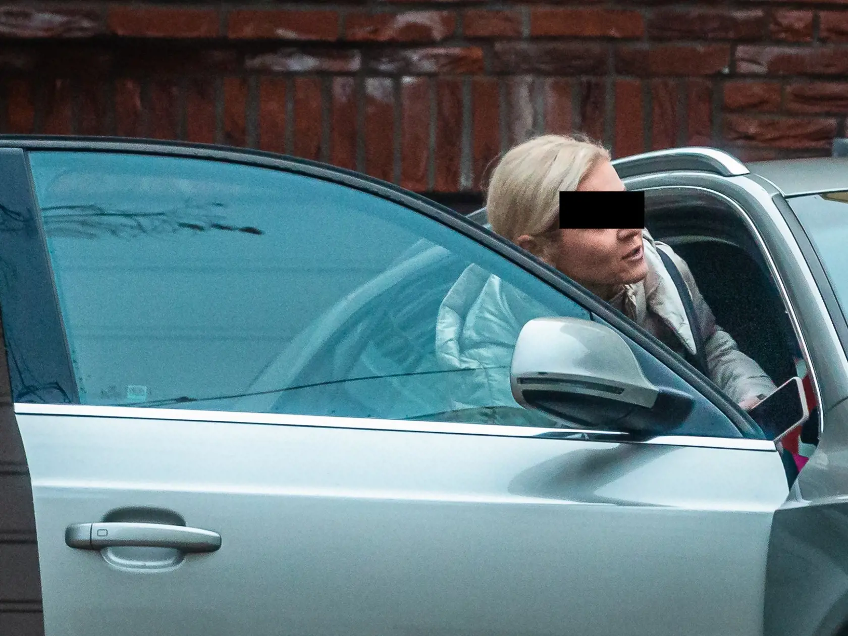 Monika Jankovská pristihnutá v luxusnom aute pred svojím bytom pod Hradom. Na pondelňajšie vypočúvanie komisie sa však nedostavila.