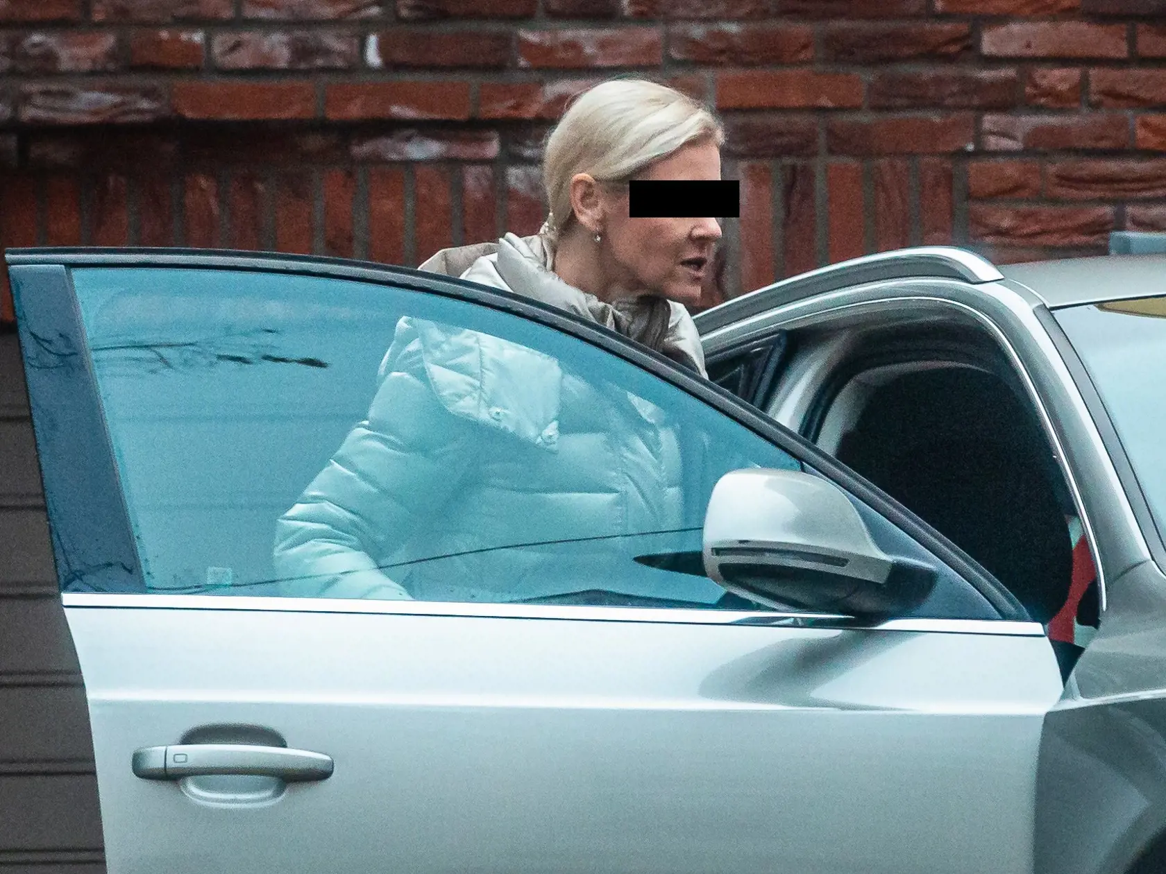 Monika Jankovská pristihnutá v luxusnom aute pred svojím bytom pod Hradom. Na pondelňajšie vypočúvanie komisie sa však nedostavila.