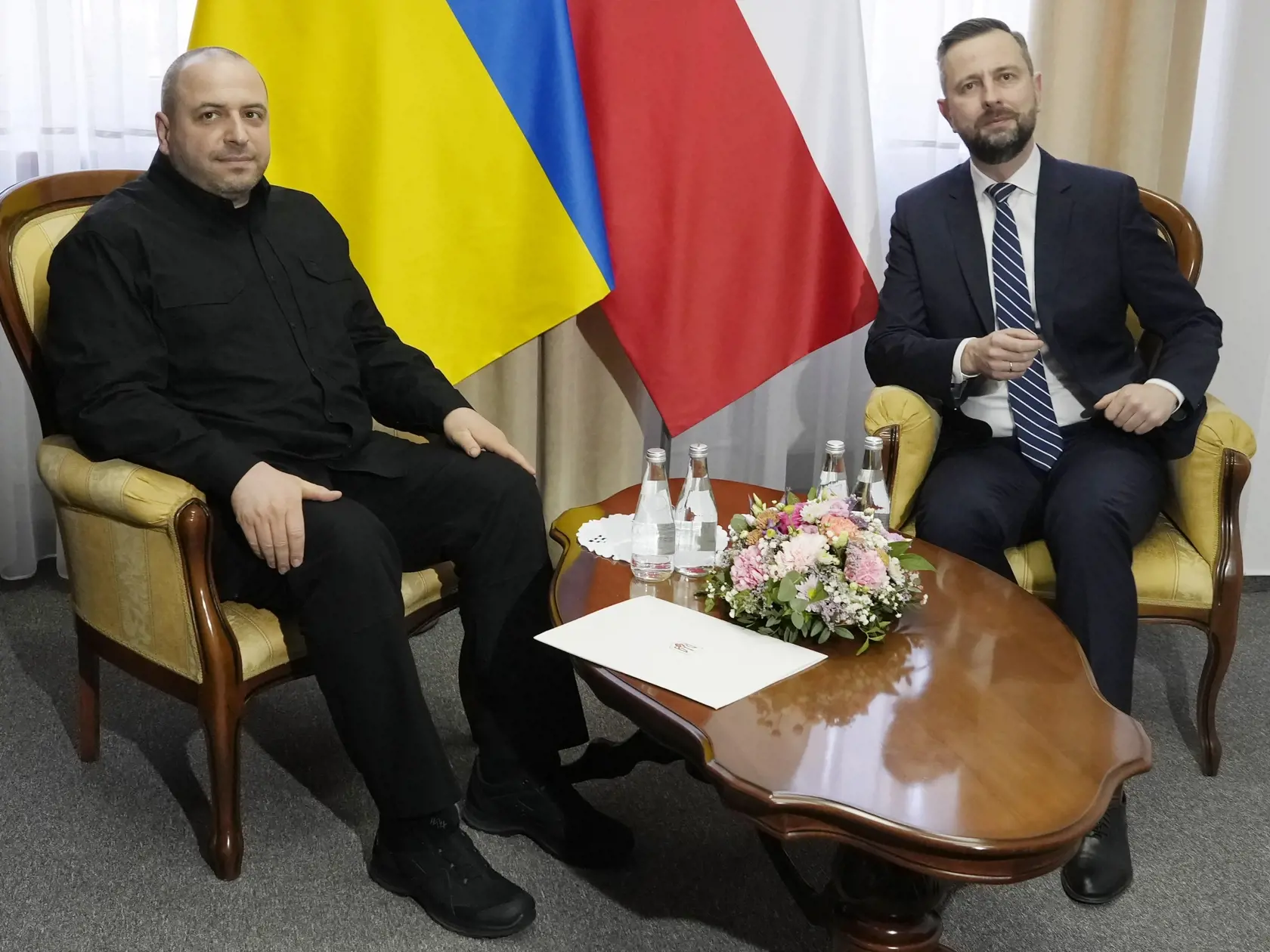 KK27 Varšava - Poľský minister obrany Wladyslaw Kosiniak-Kamysz (vpravo) a ukrajinský minister obrany Rustem Umerov počas stretnutia vo Varšave 6. marca 2025.