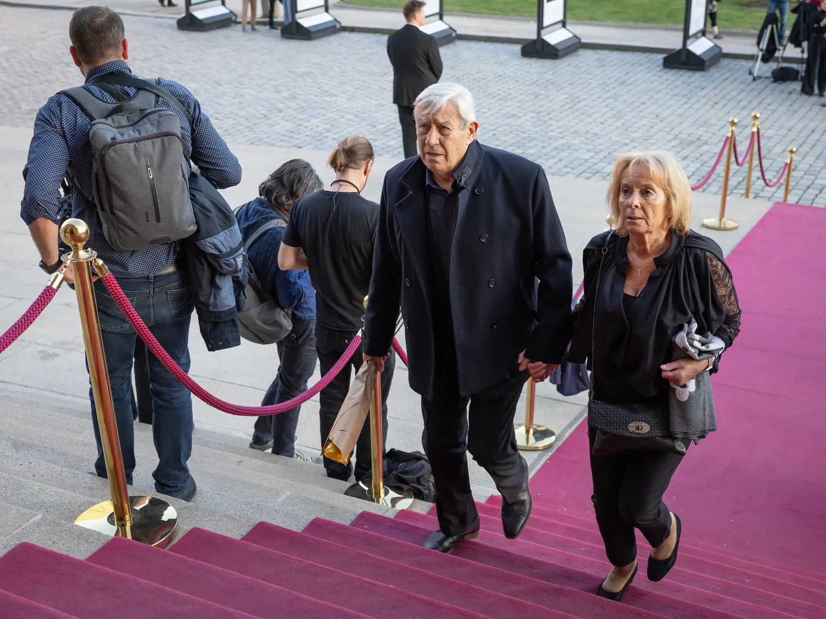 Rozlúčková párty na počesť zosnulého Jiřího Bartošku, legendárneho českého herca a prezidenta filmového festivalu v Karlových Varoch v pražskom Rudolfíne. 