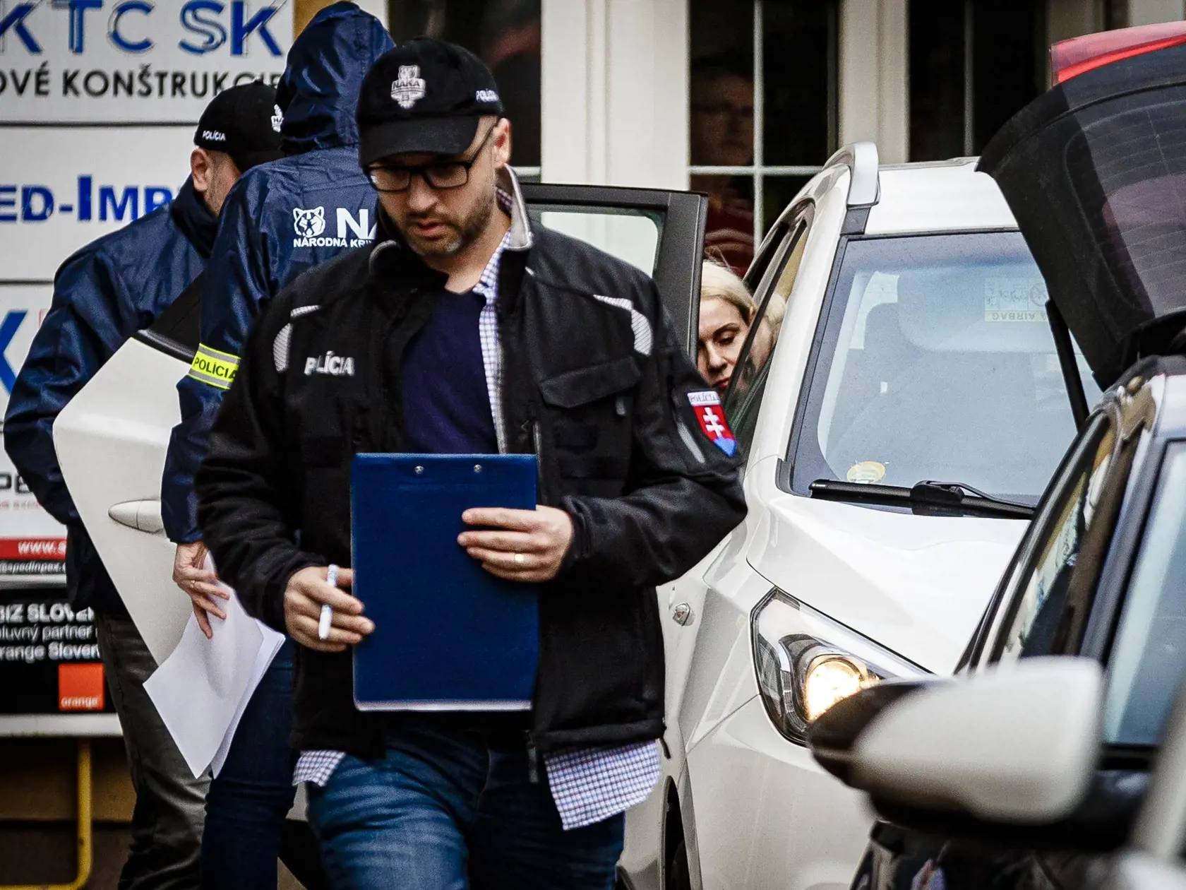 Na snímke bývalá štátna tajomníčka Monika Jankovská eskortovaná príslušníkmi Národnej kriminálnej agentúry po svojom zadržaní.