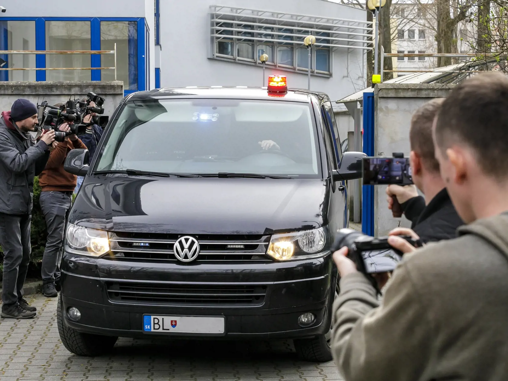 Advokáta Adama P., ktorý je obvinený z vraždy Daniela Tupého, vzali do väzby. Nedeľné rozhodnutie sudcu pre prípravné konanie Okresného súdu (OS) Bratislava V nie je právoplatné. O sťažnosti obvineného bude rozhodovať bratislavský krajský súd. Študenta Daniela Tupého zavraždili 4. novembra 2005 vo večerných hodinách v bratislavskom parku na Tyršovom nábreží. Utrpel viacero bodných rán. Na študentov zaútočila pri petržalskom brehu Dunaja skupina mužov vyzbrojených nožmi a boxermi. Podľa svedkov m