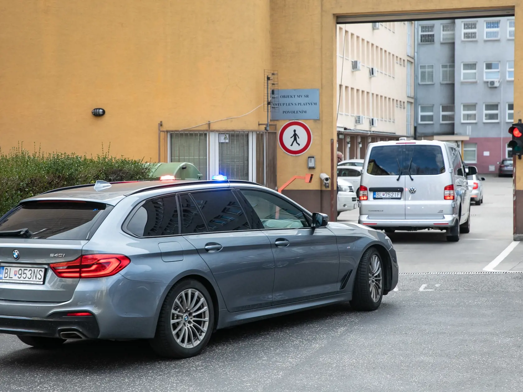 V prípade vraždy Daniela Tupého zadržala Národná kriminálna agentúra (NAKA) 8 osôb. Na snímke je prevoz zadržaných do Prezídia Policajného zboru. 