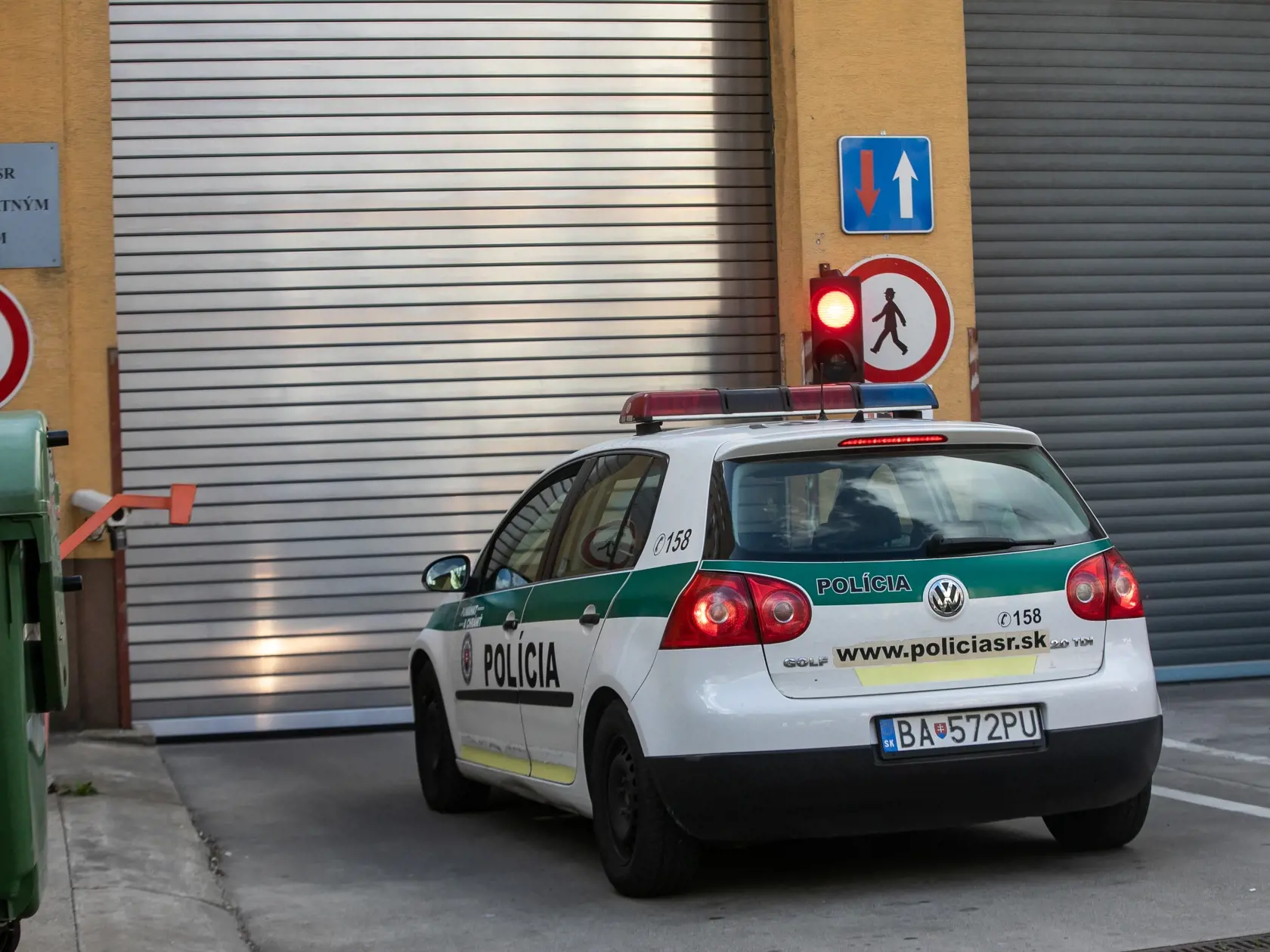 V prípade vraždy Daniela Tupého zadržala Národná kriminálna agentúra (NAKA) 8 osôb. Na snímke je prevoz zadržaných do Prezídia Policajného zboru. 