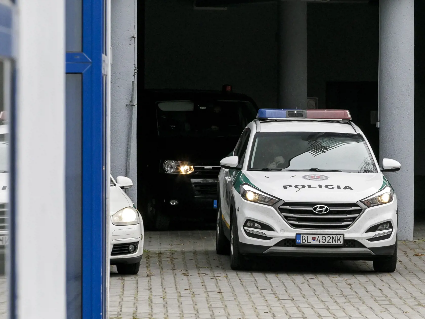 Advokáta Adama P., ktorý je obvinený z vraždy Daniela Tupého, vzali do väzby. Nedeľné rozhodnutie sudcu pre prípravné konanie Okresného súdu (OS) Bratislava V nie je právoplatné. O sťažnosti obvineného bude rozhodovať bratislavský krajský súd. Študenta Daniela Tupého zavraždili 4. novembra 2005 vo večerných hodinách v bratislavskom parku na Tyršovom nábreží. Utrpel viacero bodných rán. Na študentov zaútočila pri petržalskom brehu Dunaja skupina mužov vyzbrojených nožmi a boxermi. Podľa svedkov m