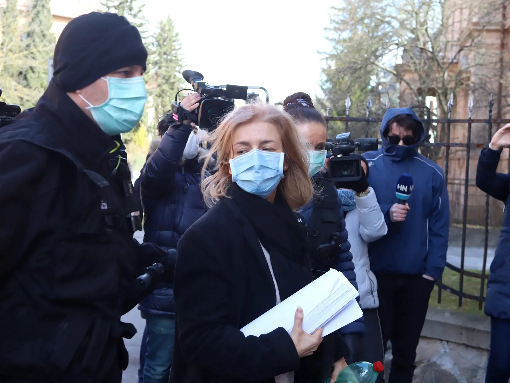 Ústavný súd (ÚS) SR vo štvrtok 12.  marca 2020 súhlasil s väzbou pre bývalú štátnu tajomníčku ministerstva spravodlivosti za Smer-SD Moniku J. a ďalších štyroch sudcov, ktorí sú obvinení z korupčných trestných činov. Ide o Zuzanu M., Denisu C., Eugena P. a Richarda M.  Na snímke Denisu C. privádzajú privádzajú na Špecializovaný trestný súd (ŠTS) v Banskej Bystrici 14. marca 2020. FOTO TASR - Ján Krošlák