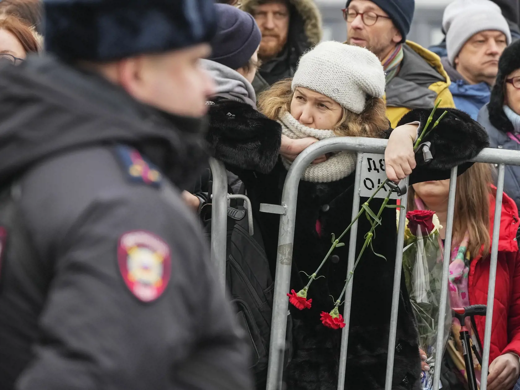 Na snímke policajt hliadkuje pred ľuďmi, ktorí sa zhromažďujú pred bohorodičným Chrámom ikony Utíš môj smútok v moskovskom rajóne Maryno v Moskve v piatok 1. marca 2024.