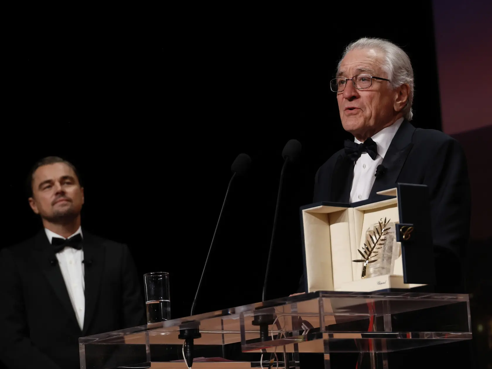 Robert De Niro (vpravo), ktorý si prevzal Zlatú palmu za svoje celoživotné dielo z rúk amerického herca Leonarda DiCapria, reční počas otváracieho ceremoniálu 78. ročníka Medzinárodného filmového festivalu vo francúzskom letovisku Cannes v utorok 13. mája 2025. FOTO TASR/AP