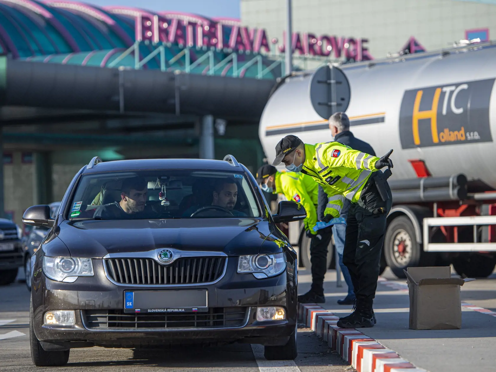 Na snímke policajné kontroly so zvýšenými opatreniami v súvislosti s koronavírusom na hraniciach s Rakúskom - Jarovce - Kitsee. Bratislava, 14. marca 2020. FOTO TASR - Michal Svítok