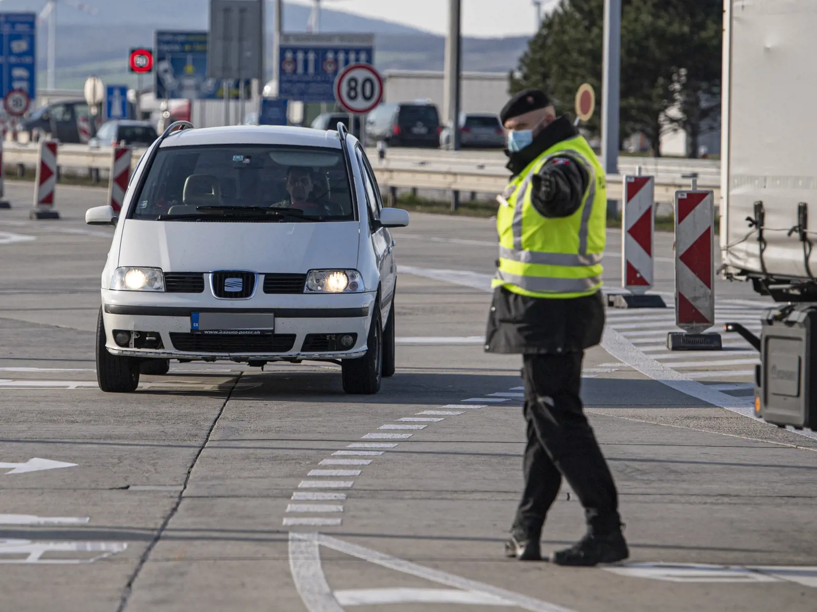 Na snímke policajné kontroly so zvýšenými opatreniami v súvislosti s koronavírusom na hraniciach s Rakúskom - Jarovce - Kitsee. Bratislava, 14. marca 2020. FOTO TASR - Michal Svítok