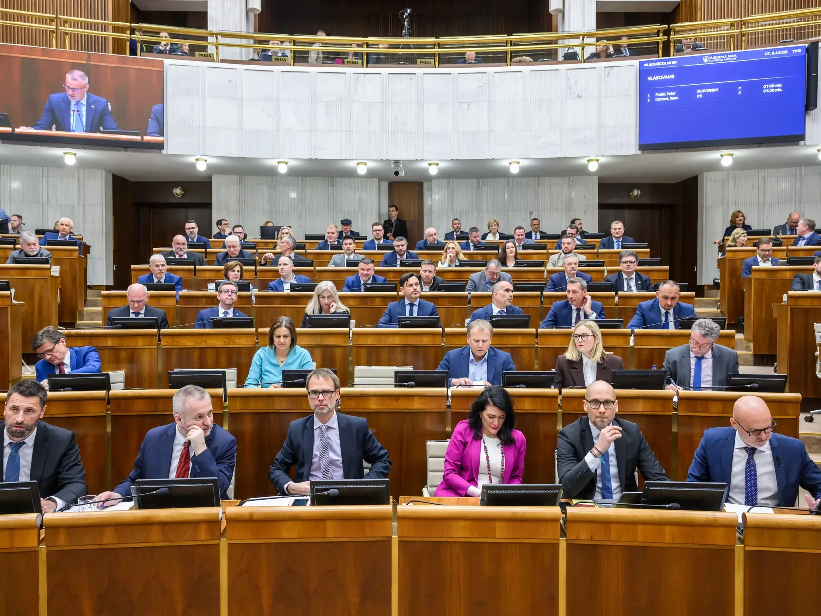 Parlament presunul na ďalšiu riadnu schôdzu opozičný návrh na vyslovenie nedôvery vláde, ako aj návrhy na odvolanie ministrov. Takisto poslanci odobrili, aby Národná rada (NR) SR rokovala počas aktuálnej schôdze aj v pondelok (14. 4.), hoci pondelky zvyčajne nie sú rokovacím dňom. Rozhodli o tom vo štvrtkovom hlasovaní.