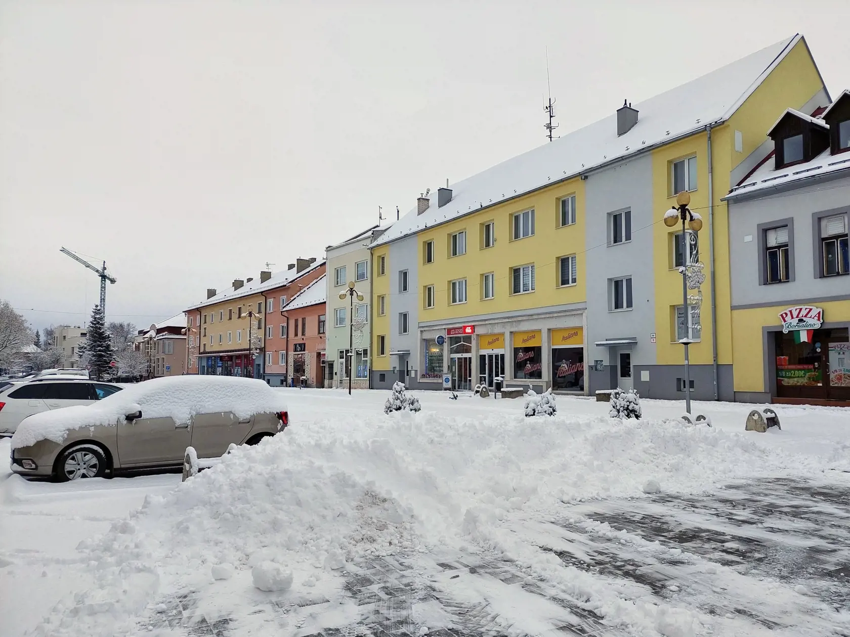 Prvej tohtoročnej snehovej nádielky sa dočkali aj Popradčania. V noci na piatok v meste napadlo niekoľko centimetrov snehu. Na snímke pohľad na zasnežené centrum mesta - Námestie sv. Egídia, v piatok 22. novembra 2024 v Poprade. FOTO TASR - Adriána Hudecová 