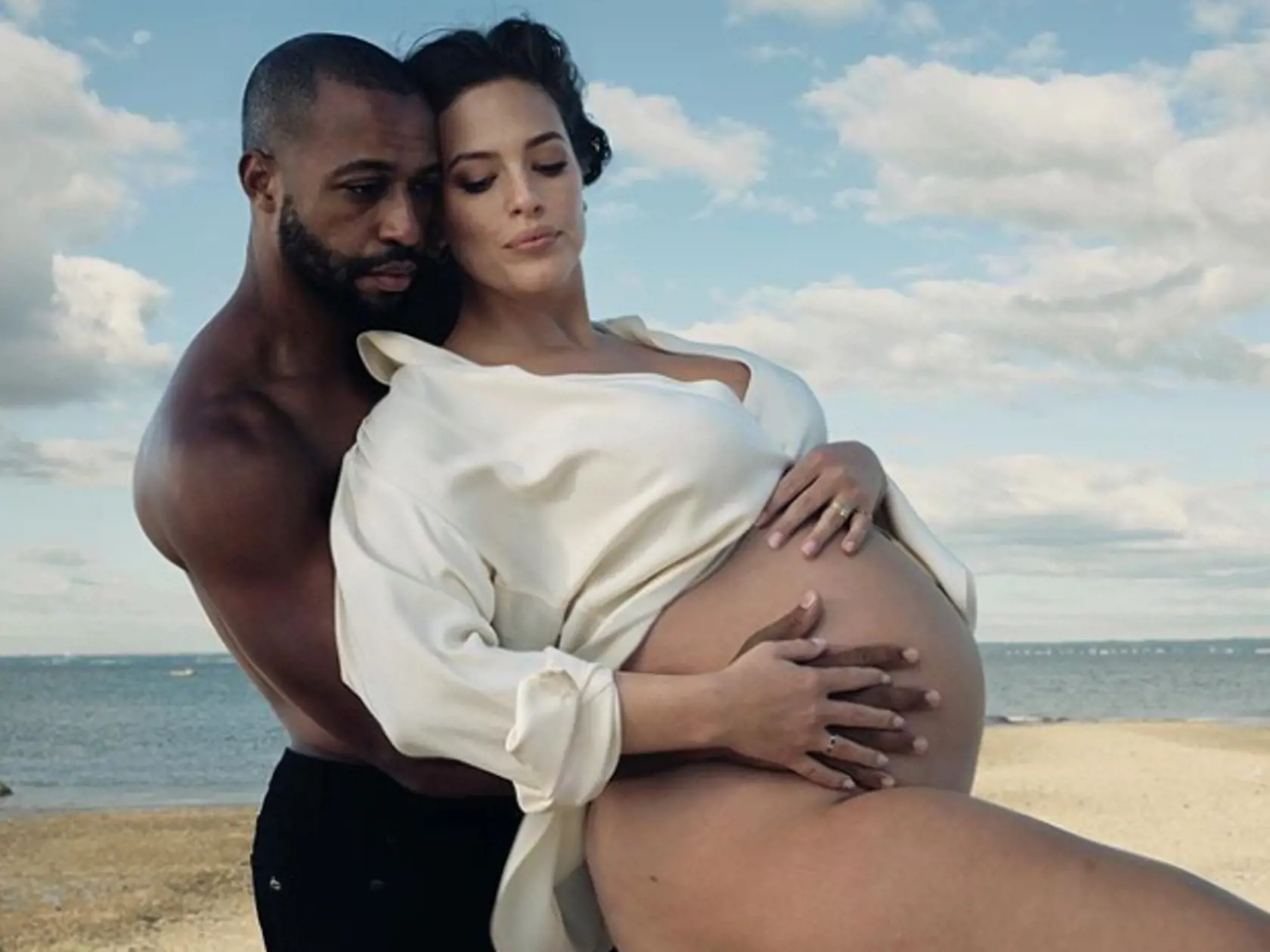Ashley Graham rada pózuje odhalená.