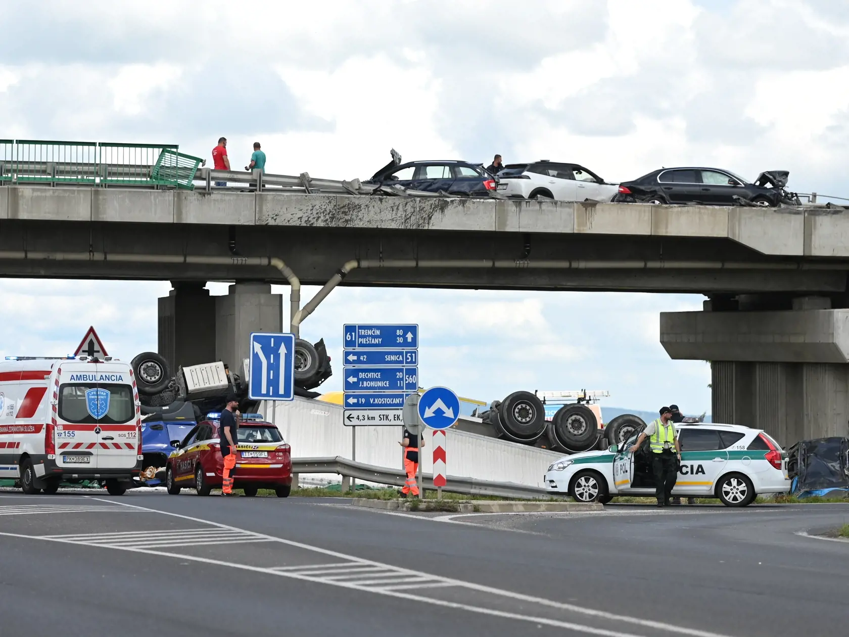 Na snímke nehoda kamióna a osobných automobilov na obchvate mesta Trnava v pondelok 6. júna 2022. FOTO TASR - Lukáš Grinaj
