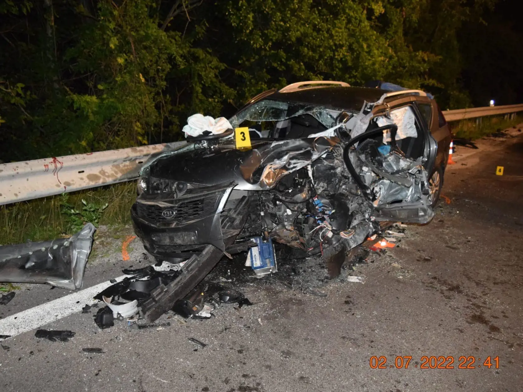 Na snímke auto Kia Ceed po nehode pri obci Lubina v okrese Nové Mesto nad Váhom 2. júla 2022. FOTO TASR - KR PZ v Trenčíne