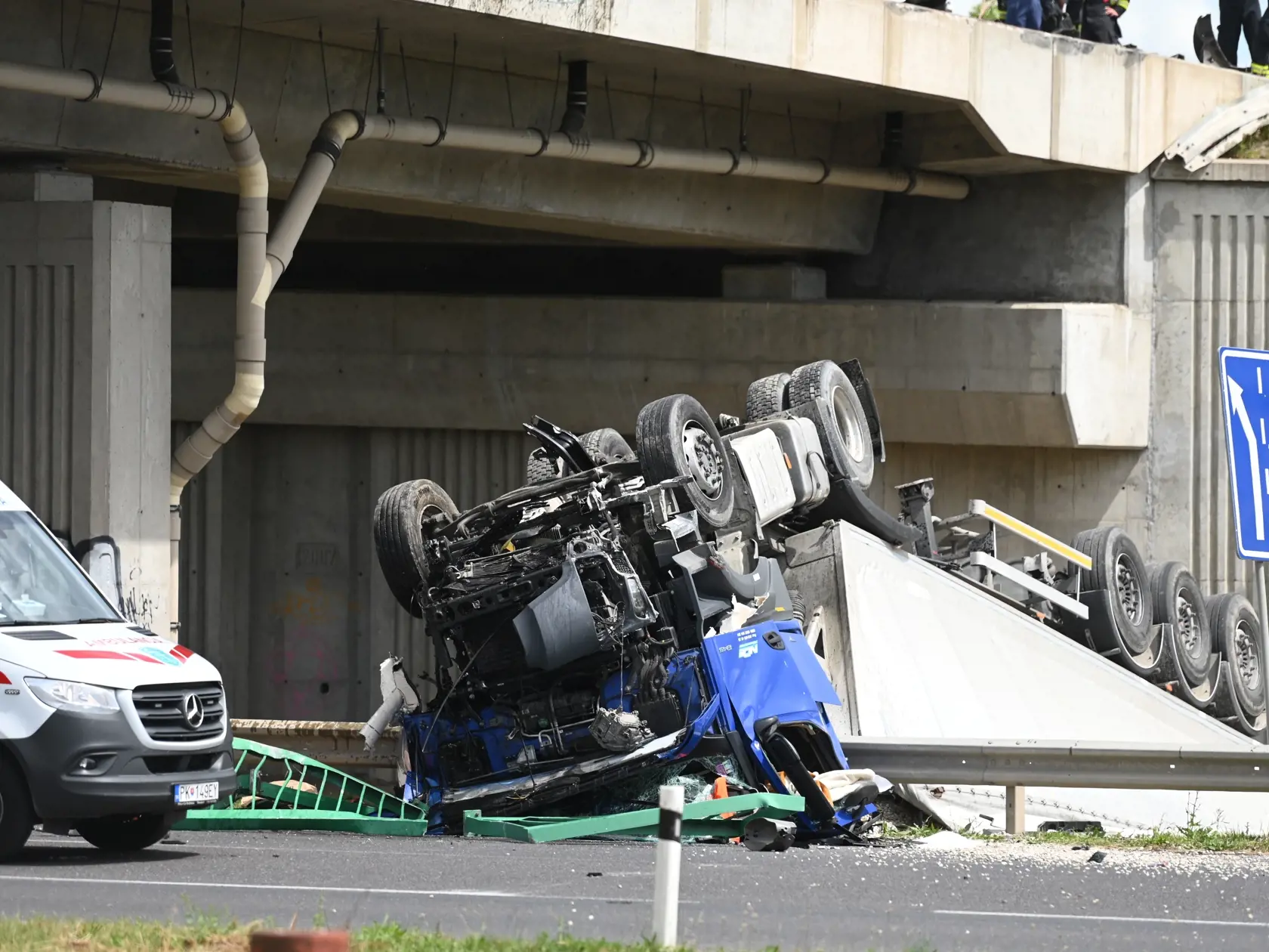 Na snímke nehoda kamióna a osobných automobilov na obchvate mesta Trnava v pondelok 6. júna 2022. FOTO TASR - Lukáš Grinaj