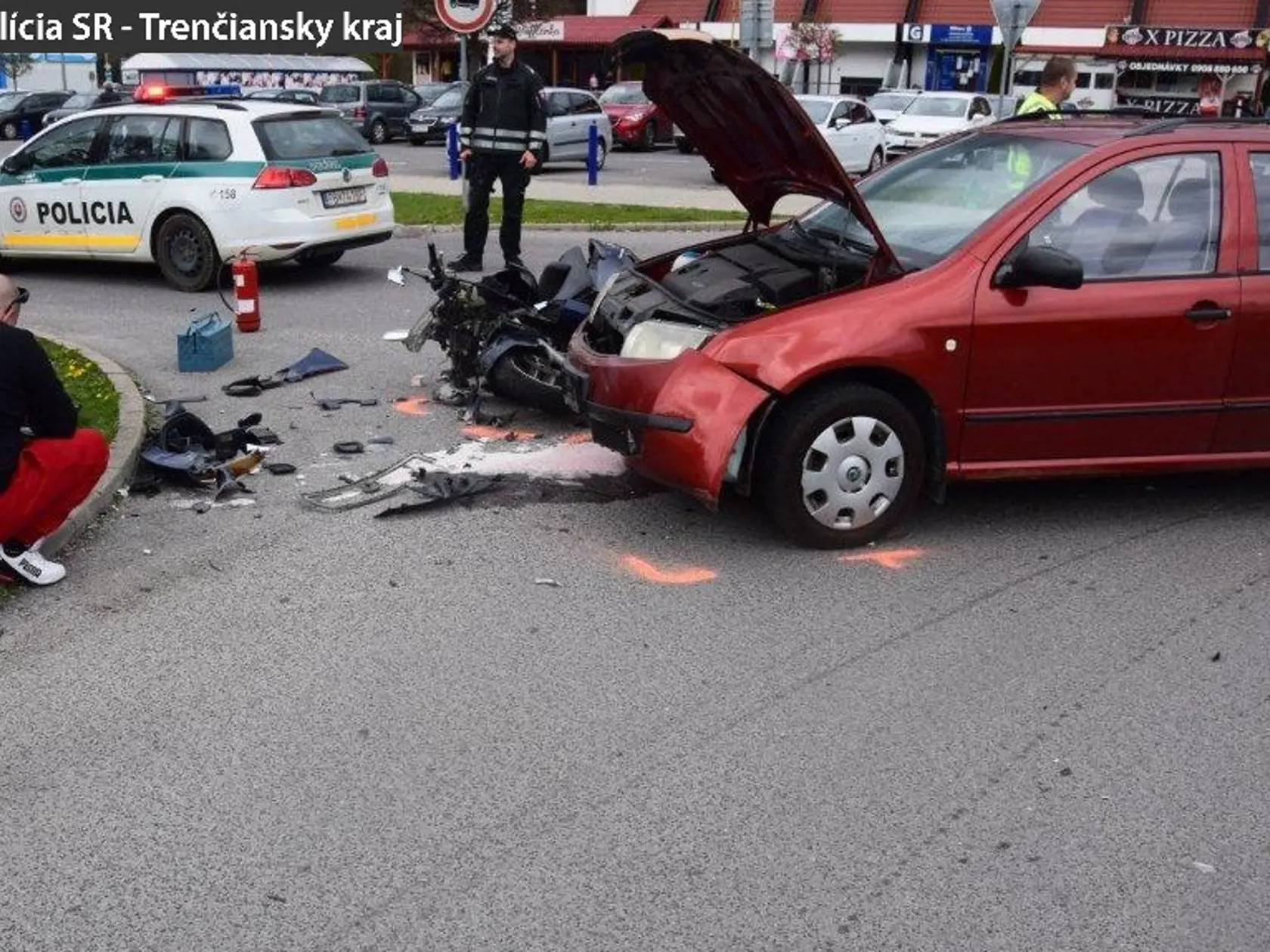 Policajný vyšetrovateľ obvinil 35-ročného vodiča z prečinu ublíženia na zdraví. V Považskej Bystrici nedal prednosť motocyklistovi, ktorý následkom zrážky utrpel ťažké zranenia. Informovala o tom trenčianska polícia na sociálnej sieti.  "Vodič automobilu Škoda Fabia nedal prednosť po hlavnej ceste jazdiacemu motocyklu Suzuki. V dôsledku toho došlo k zrážke osobného vozidla a motocykla. Šesťdesiatročný motocyklista utrpel zranenia s dobou liečenia viac ako tri mesiace," informuje polícia. Alkohol