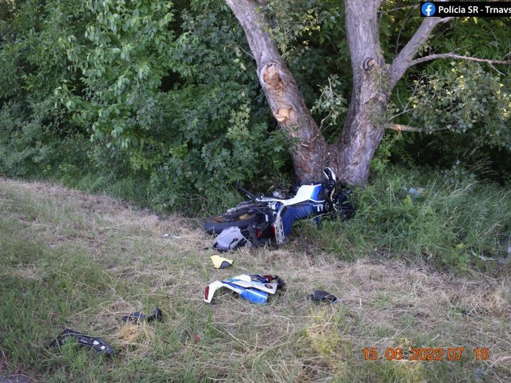 Polícia rieši dve dopravné nehody, ktorých účastníkmi boli cyklistka a motocyklista. Obaja po strete s autom skončili v trnavskej nemocnici. Prvá nehoda sa stala, keď na Šulekovej ulici v Hlohovci odstavil 43-ročný vodič auto Škoda Roomster a bez toho, aby skontroloval situáciu, otvoril dvere.