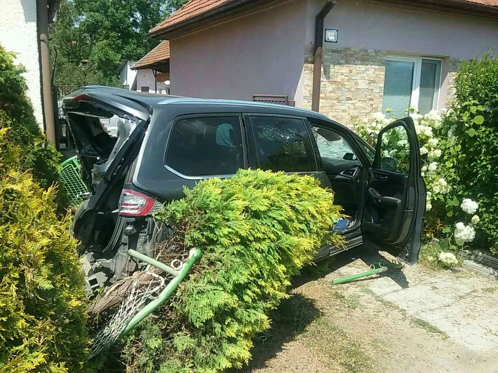 Zranenie jednej osoby si vo štvrtok (30. 6.) vyžiadala zrážka troch áut v partizánskej mestskej časti Návojovce. V dôsledku nehody dodávky, osobného auta a kamióna došlo i k poškodeniu plynovej prípojky pred jedným z domov, z ktorej unikal plyn. Pri zrážke zasahovali štyria príslušníci Hasičského a záchranného zboru (HaZZ) z Partizánskeho s dvoma kusmi techniky. TASR o tom v piatok informoval hovorca hasičov v Trenčianskom kraji Marián Petrík.
      "Zasahujúci hasiči vymedzili nebezpečný priest