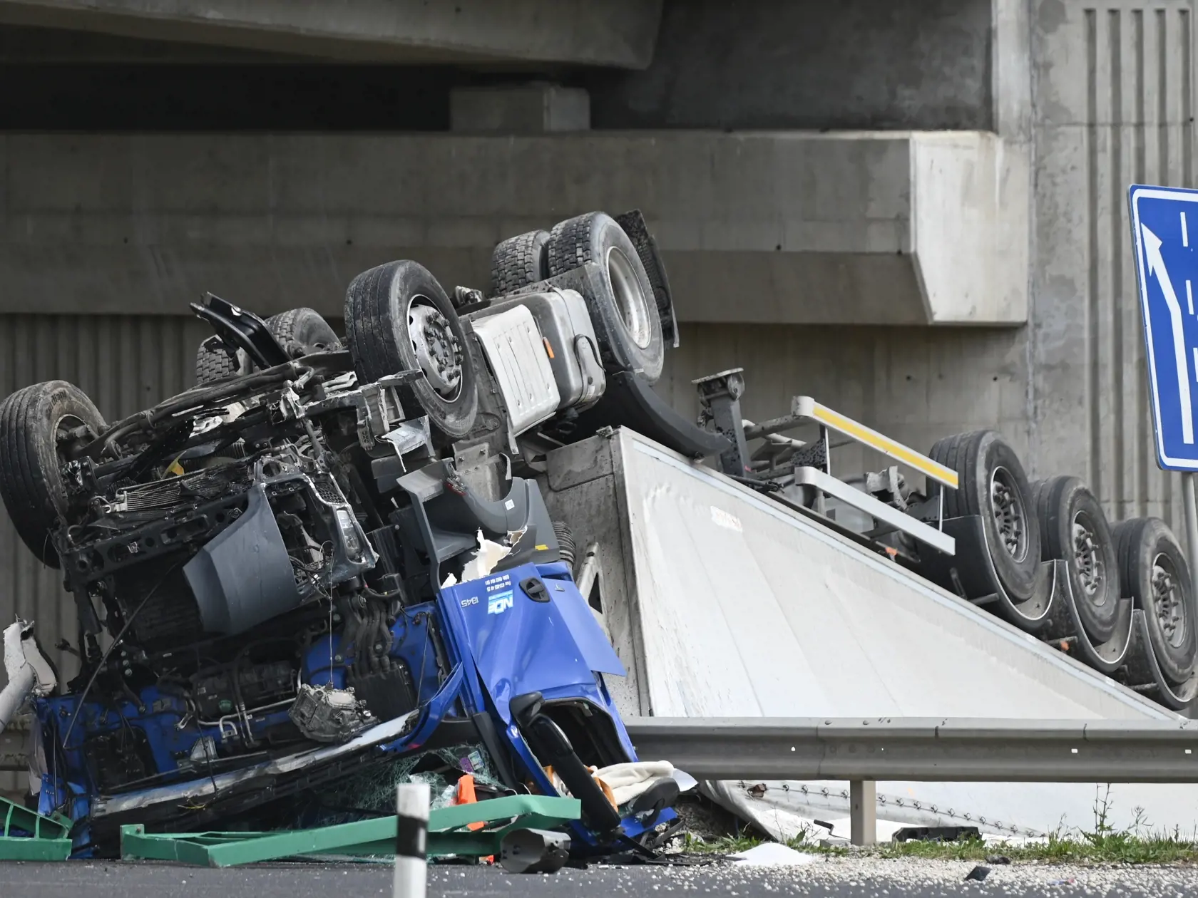 Na snímke nehoda kamióna a osobných automobilov na obchvate mesta Trnava v pondelok 6. júna 2022. FOTO TASR - Lukáš Grinaj