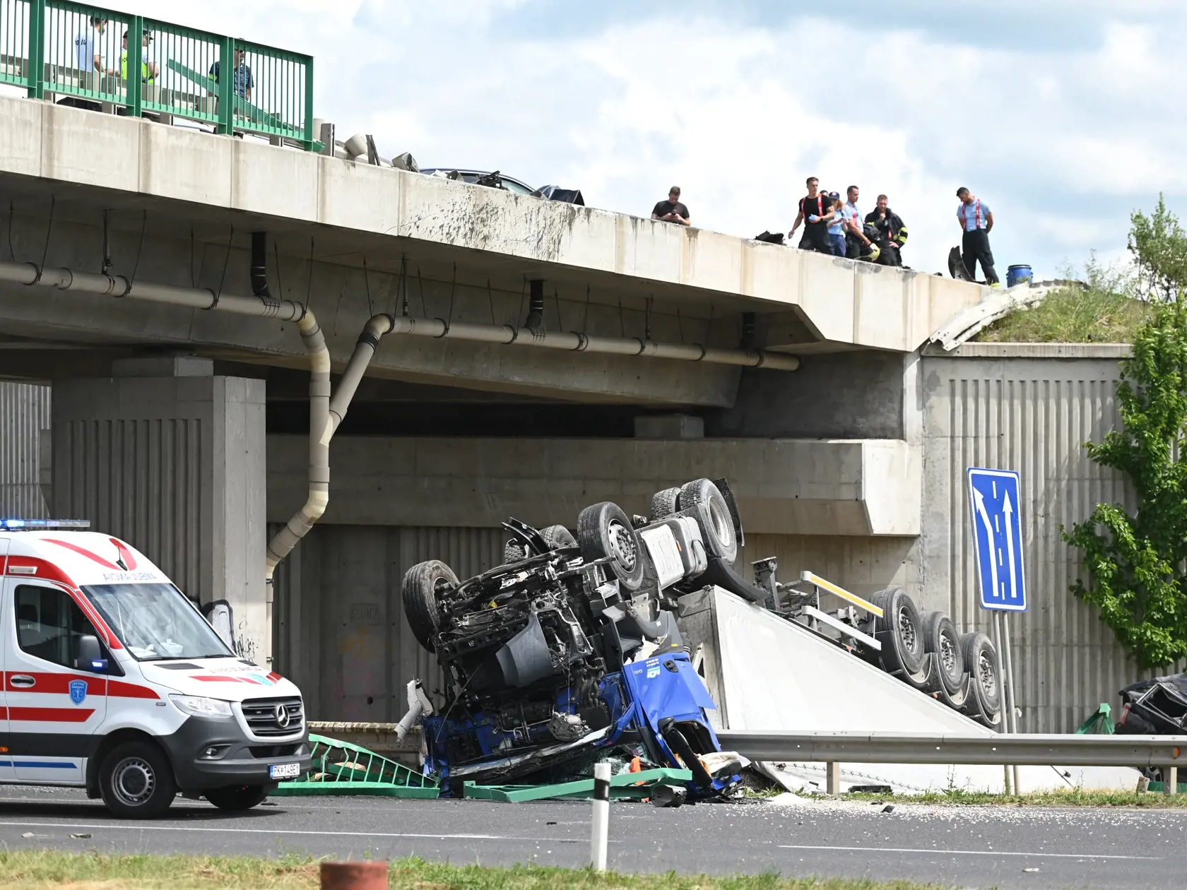 Na snímke nehoda kamióna a osobných automobilov na obchvate mesta Trnava v pondelok 6. júna 2022. FOTO TASR - Lukáš Grinaj