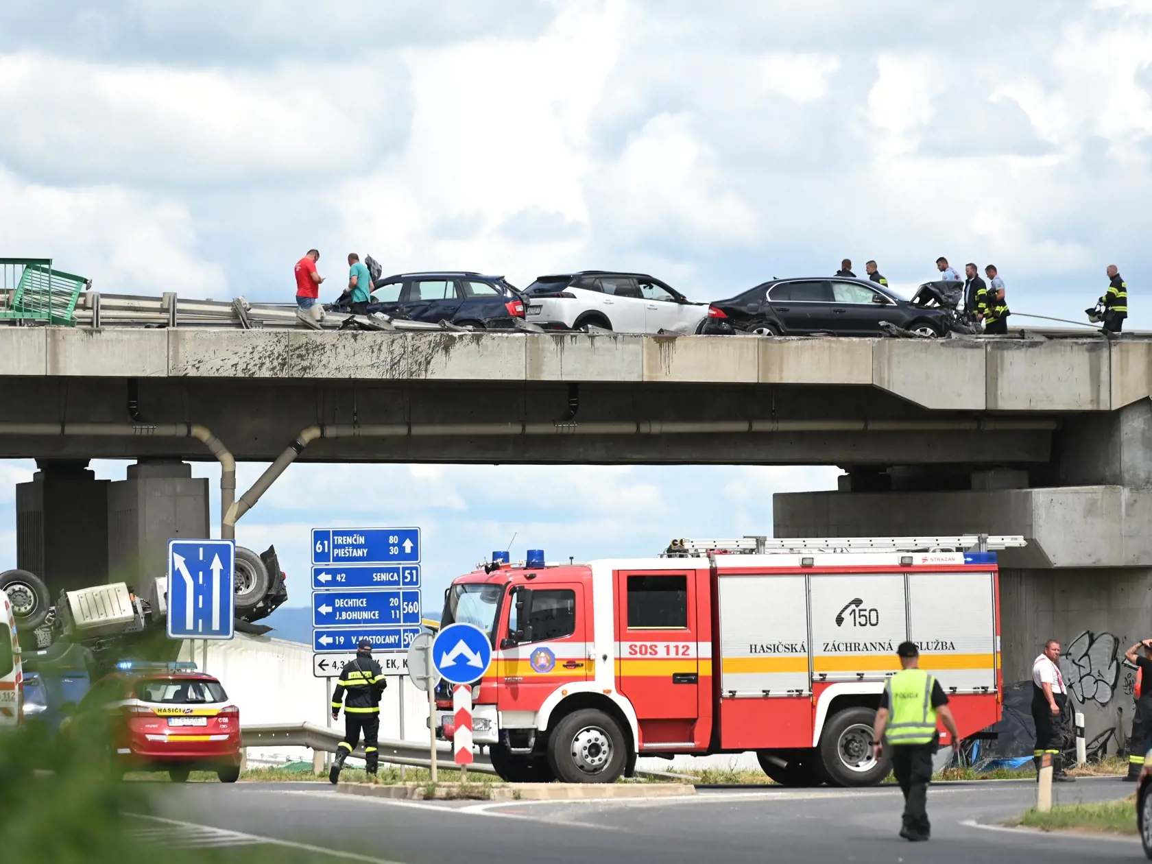 Na snímke nehoda kamióna a osobných automobilov na obchvate mesta Trnava v pondelok 6. júna 2022. FOTO TASR - Lukáš Grinaj