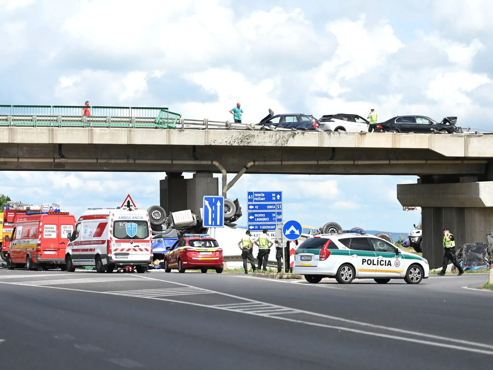 Na snímke nehoda kamióna a osobných automobilov na obchvate mesta Trnava v pondelok 6. júna 2022. FOTO TASR - Lukáš Grinaj