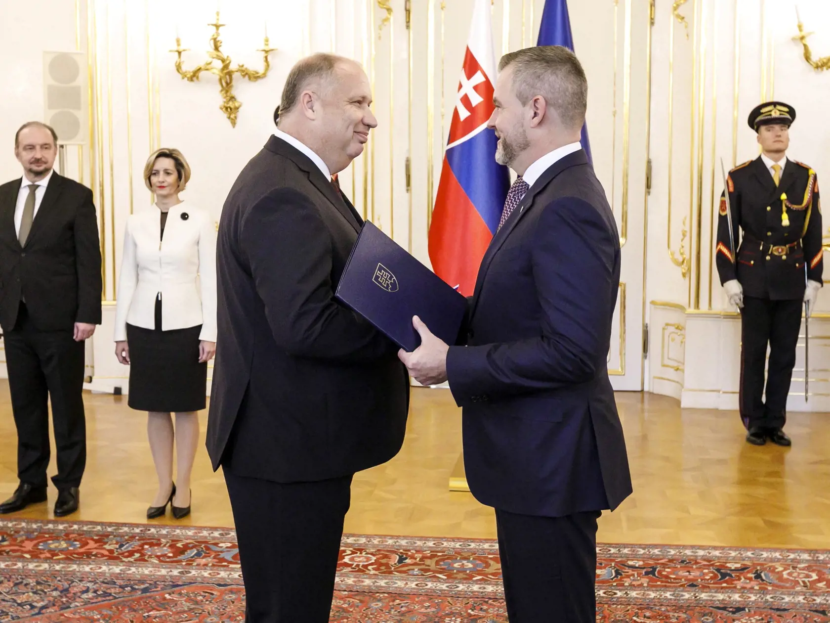 Na snímke prezident SR Peter Pellegrini (vpravo) odovzdal poverovacie listiny dezignovanému veľvyslancovi SR v Ruskej federácii Petrovi Priputenovi (vľavo) v Prezidentskom paláci. V Bratislave 26. novembra 2024. FOTO TASR - Dano Veselský