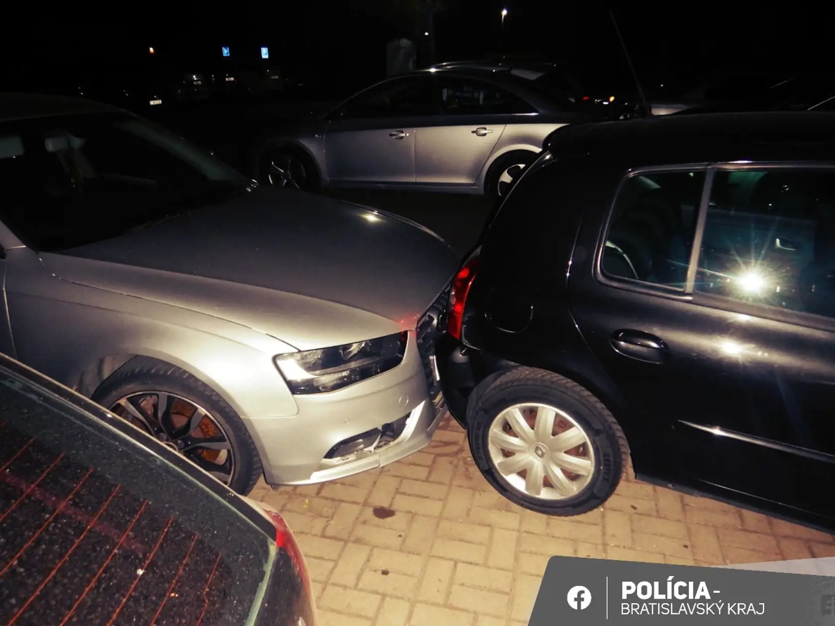 Vajdovej Volvo narazilo prednou časťou do tam zaparkovaného vozidla zn. Renault, ktoré bolo v dôsledku nárazu odrazené do za ním stojaceho vozidla zn. AUDI.