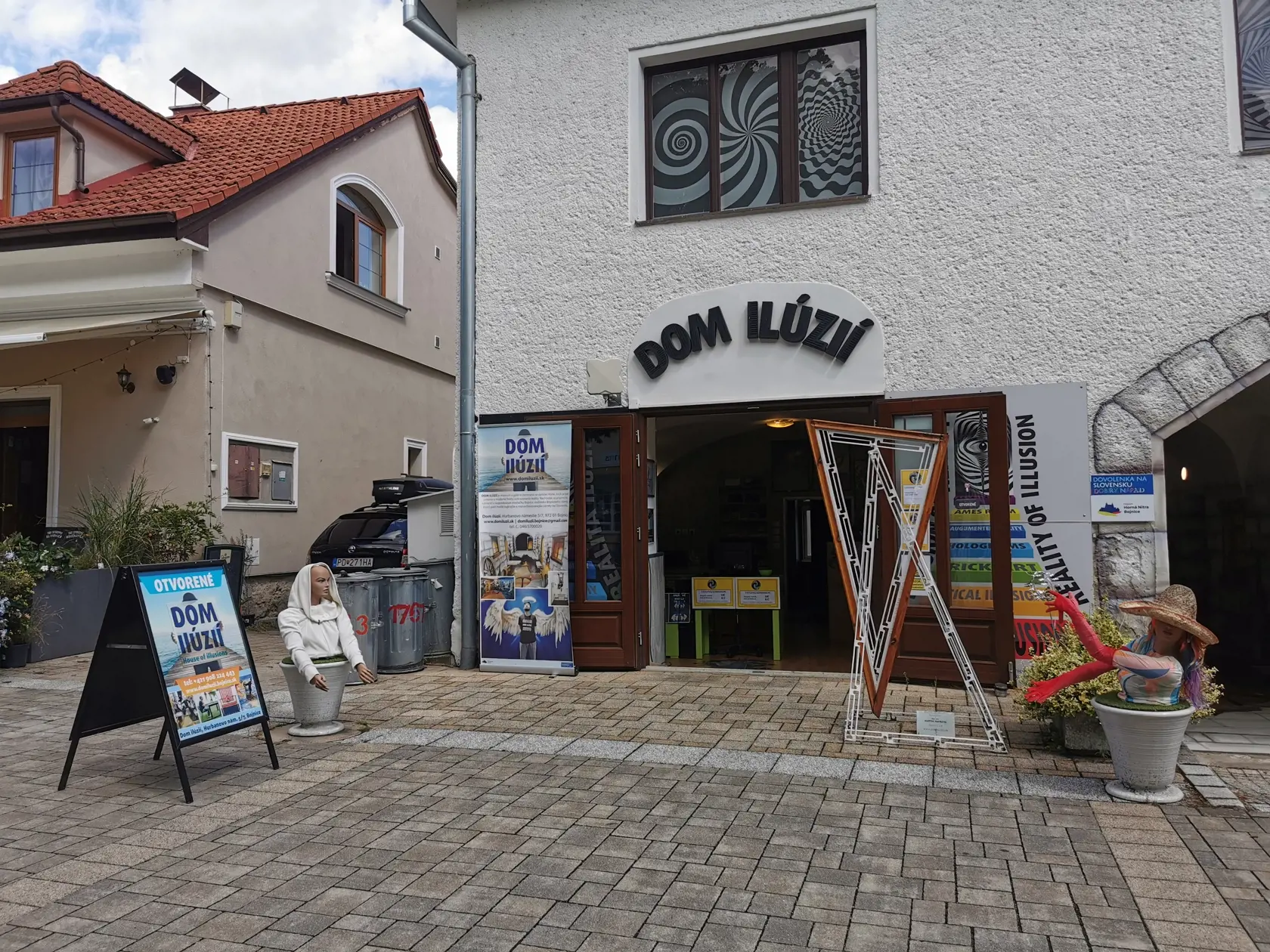 Dom Ilúzií sa nachádza na námestí v Bojniciach.