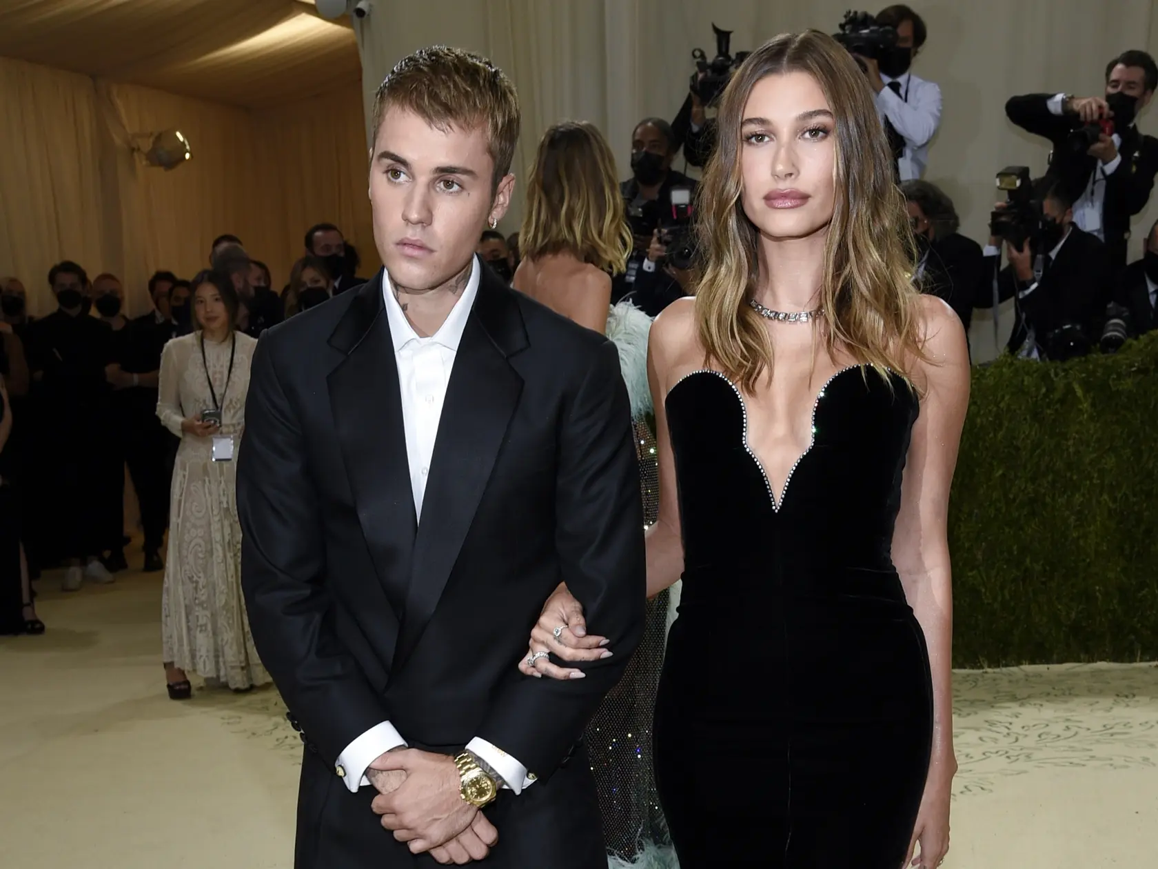 WA 9 archív New York - Na archívnej snímke z 13. septembra 2021 kanadský popový spevák Justin Bieber a jeho manželka Hailey Bieberová prichádzajú na benefičný galavečer v Metropolitnom múzeu v New Yorku. Justin Bieber so svojou manželkou Hailey v sobotu 24. augusta 2024 oznámili, že sa im narodil syn. Očakávanie potomka oznámil hviezdny pár verejnosti v máji. Podľa agentúry AP zatiaľ nie je známe, kedy sa dieťa narodilo. FOTO TASR/AP 

FILE - Justin Bieber, left, and Hailey Bieber attend The Met
