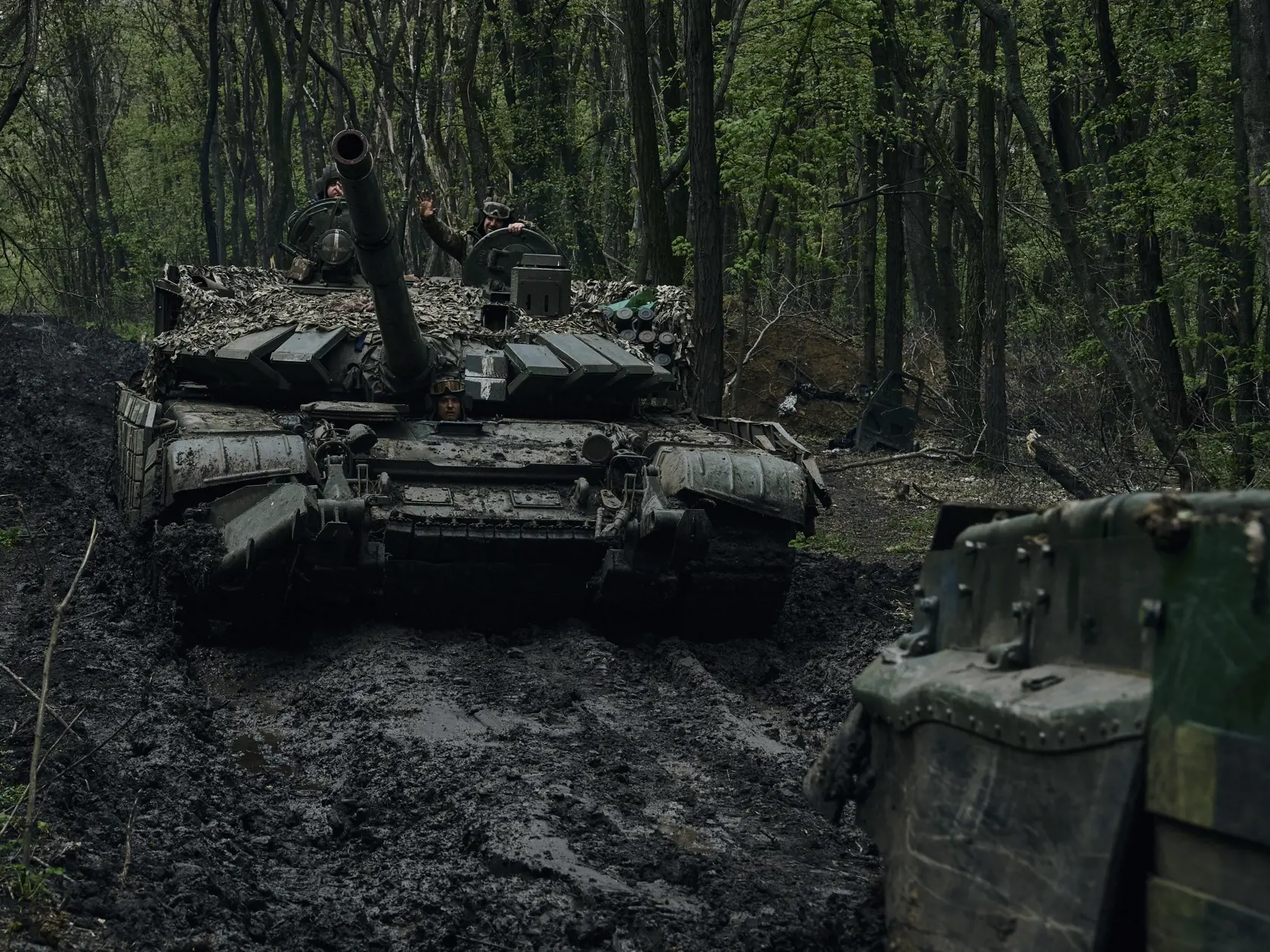 Ukrajinskí vojaci mávajú z tanku na frontovej línii v Bachmute 23. apríla 2023. FOTO TASR/AP