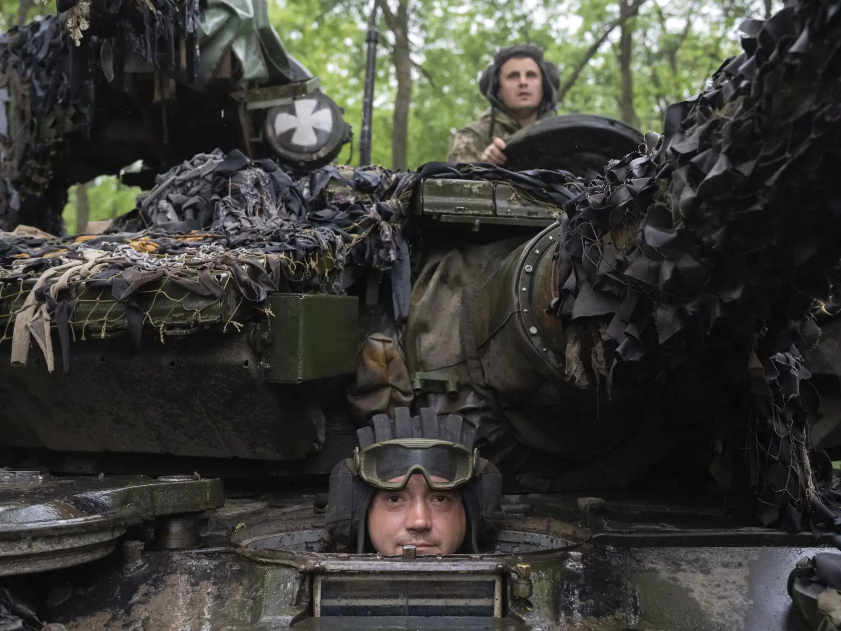 Ukrajinskí tankisti sa pozerajú na cestu smerom k svojim pozíciám pri Bachmute na Ukrajine 23. mája 2023. FOTO TASR/AP