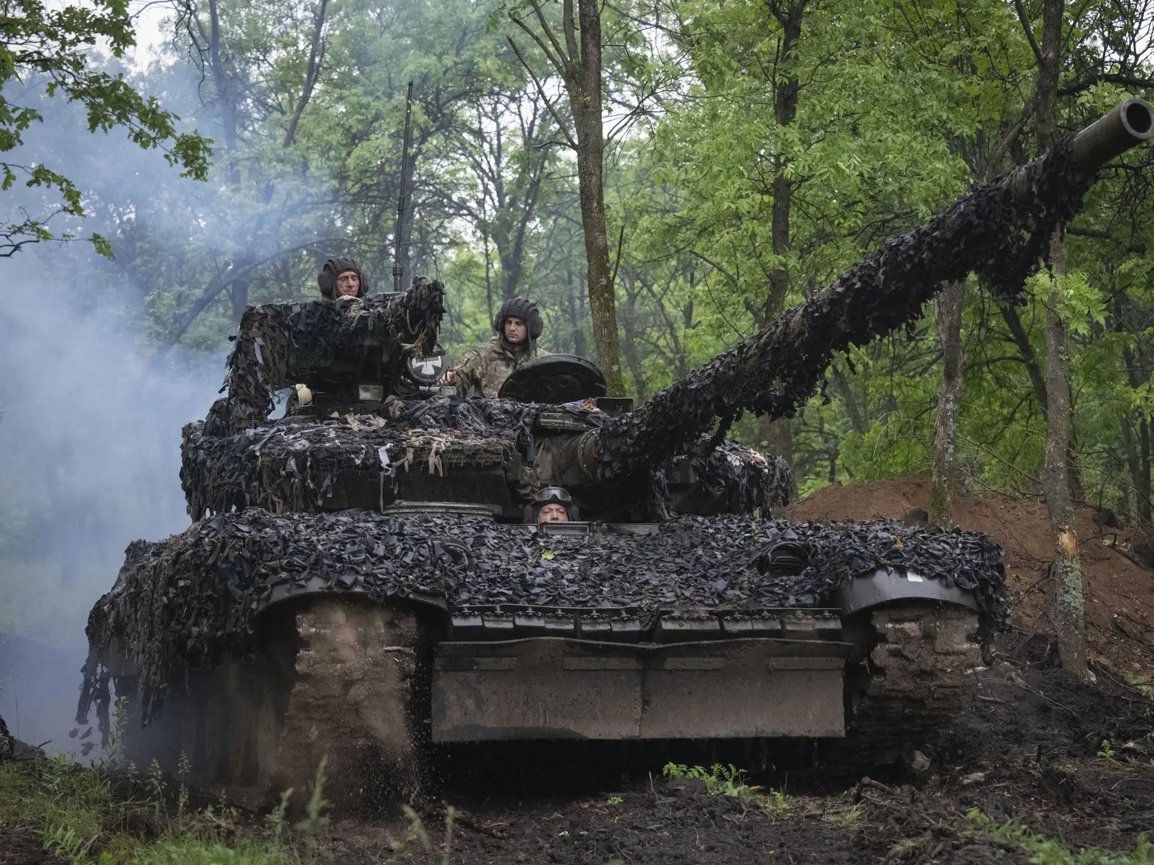 Ukrajinskí tankisti na ceste smerom k svojim pozíciám pri Bachmute na Ukrajine 23. mája 2023. FOTO TASR/AP
