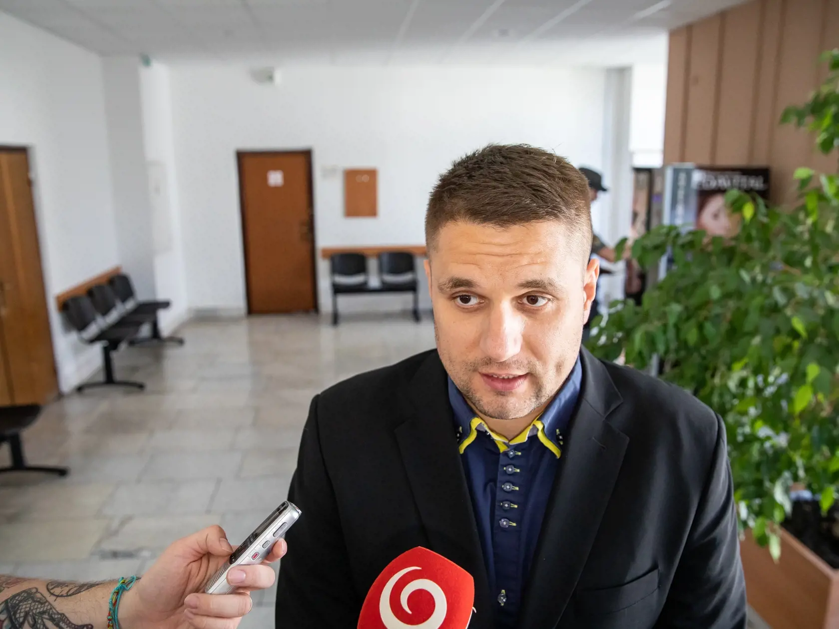 Pojednávanie na Okresnom súde v Trenčíne s obžalovaným z pokusu o vraždu v záhradnej chatke v Myjave.